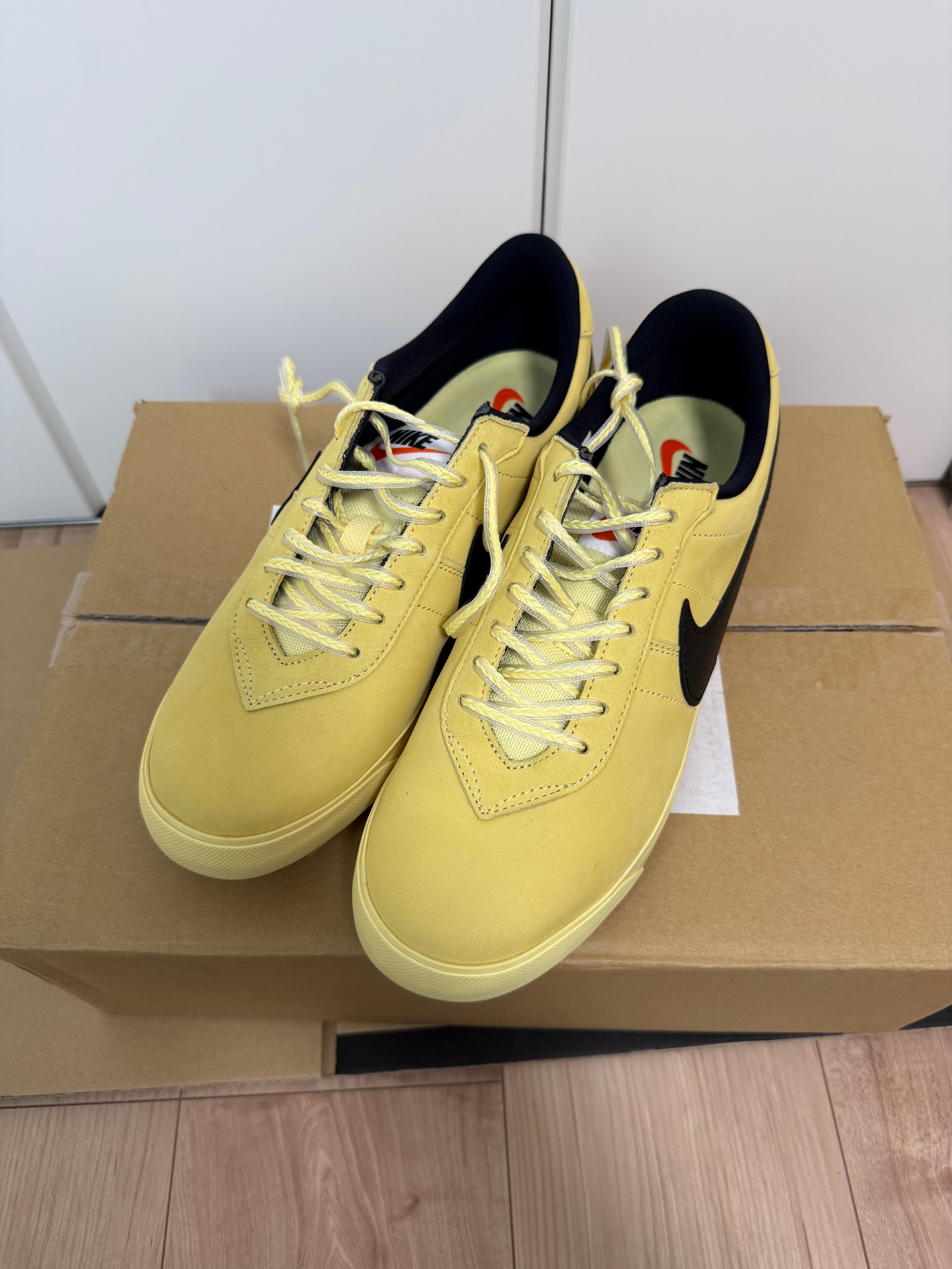 ナイキ アストログラバー "ソフトイエロー/ブラック"