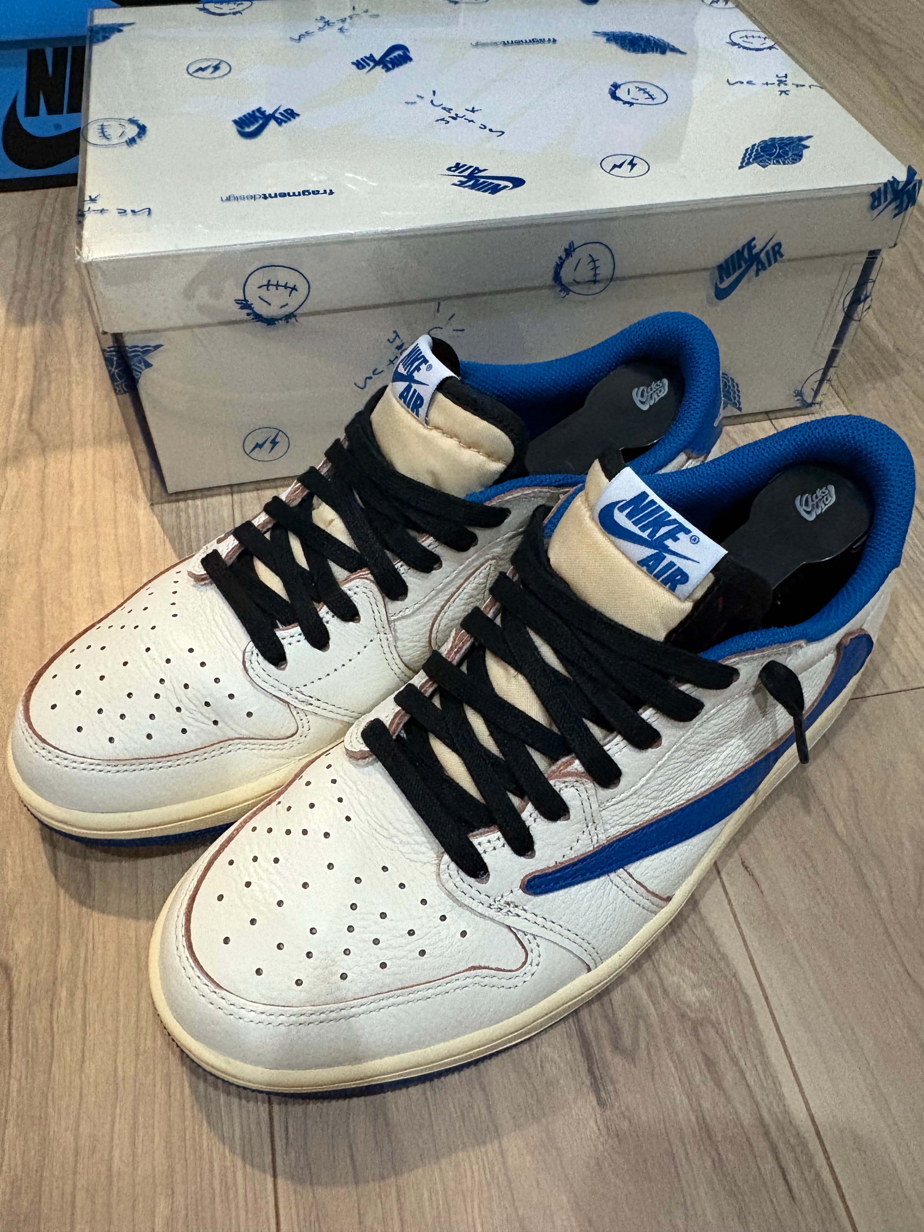 トラヴィススコット × フラグメントデザイン × ナイキ エアジョーダン1 ロー OG "セイル/ミリタリーブルー"