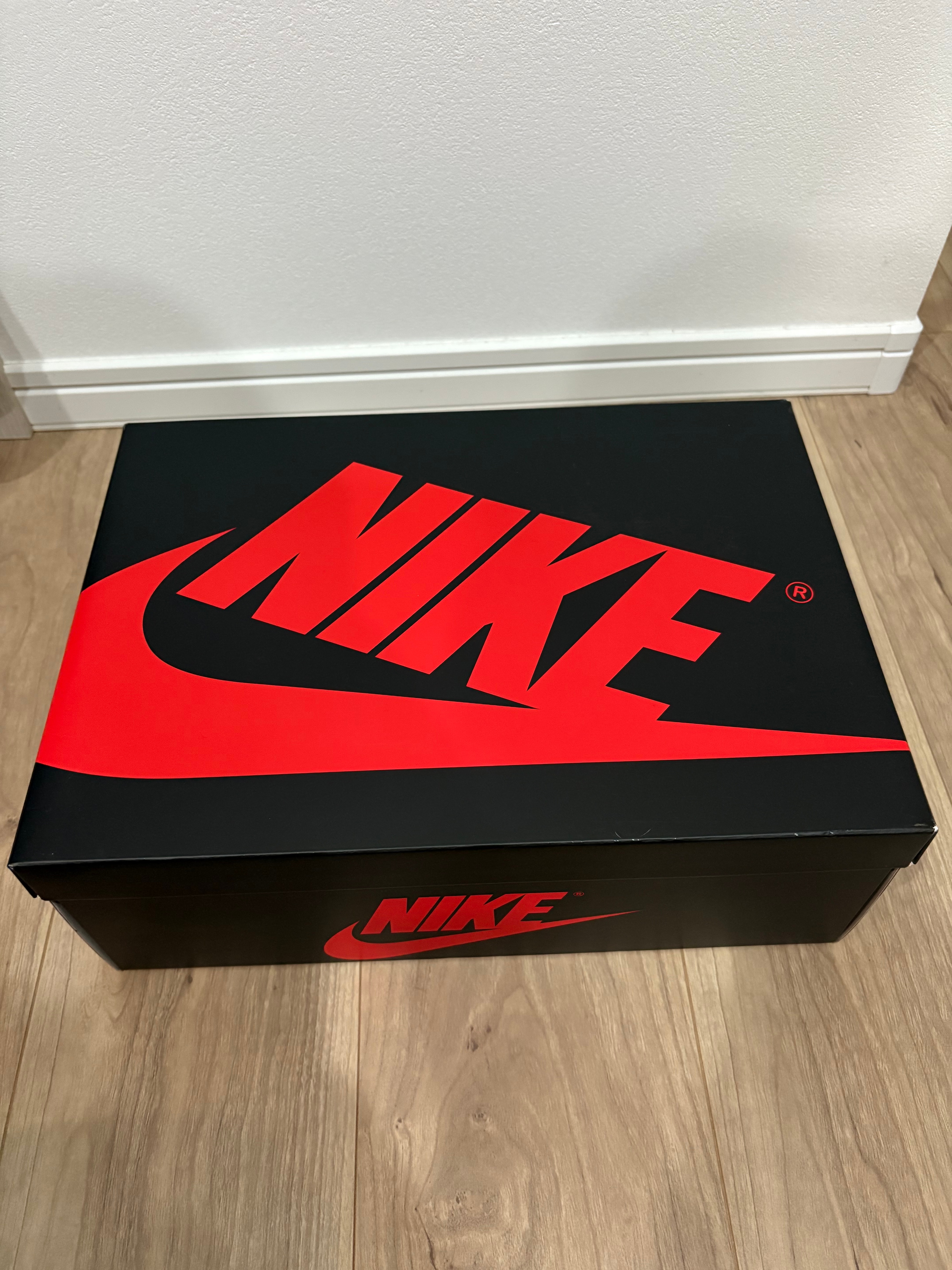 ナイキ エアジョーダン1 ハイ '85 "リバースシャドウ"