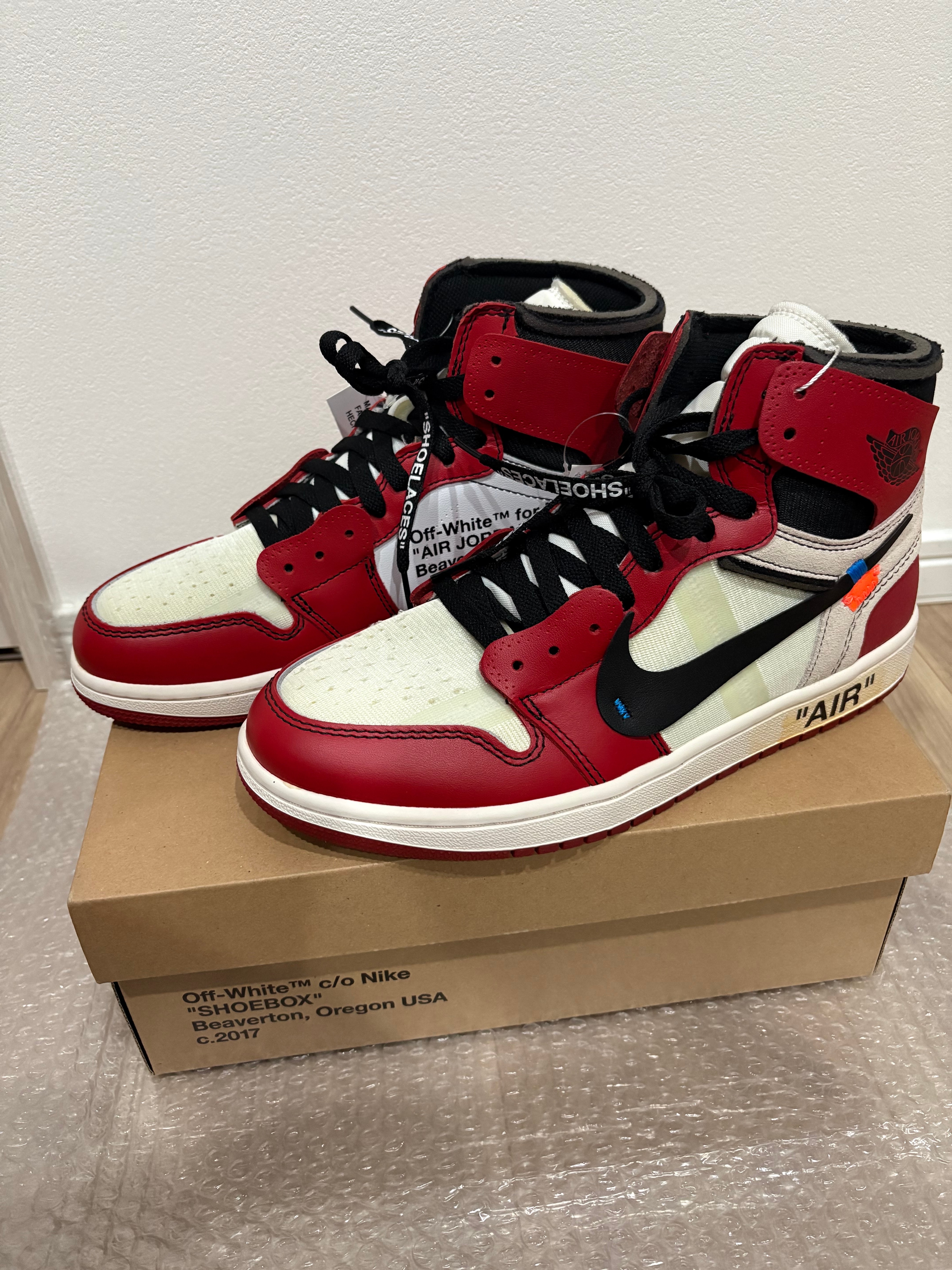 オフホワイト × ナイキ エアジョーダン1 レトロ ハイ ザ・テン "シカゴ"