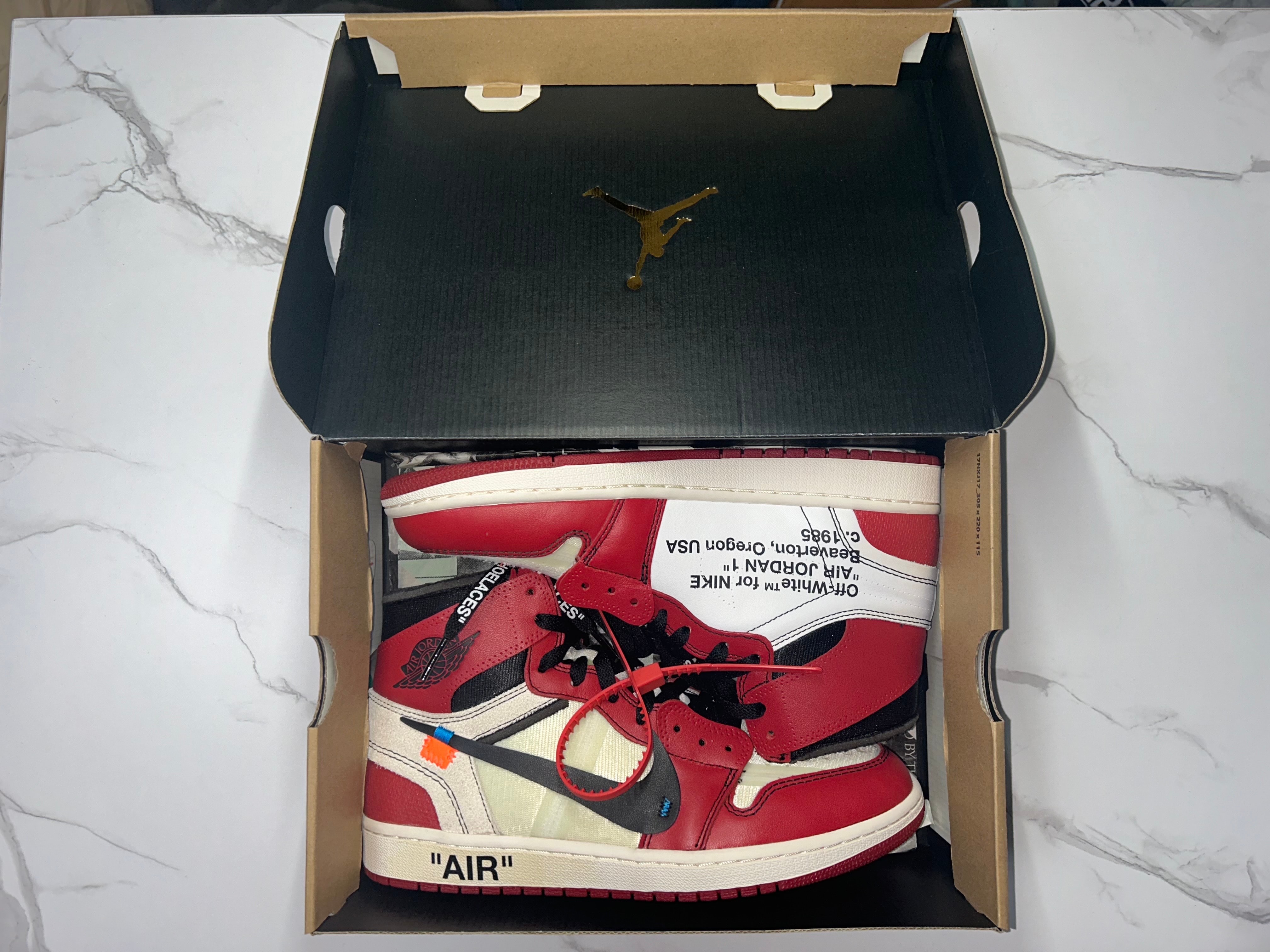 オフホワイト × ナイキ エアジョーダン1 レトロ ハイ ザ・テン "シカゴ"