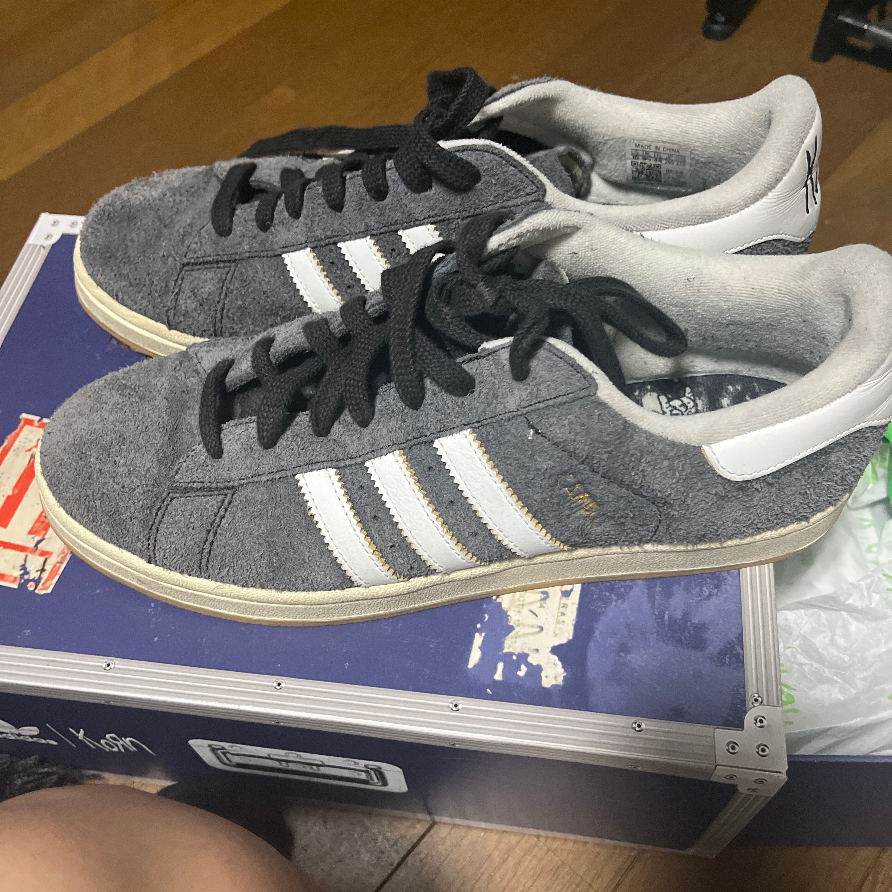 コーン × アディダス キャンパス2 "ブラック/ホワイト/ガム"