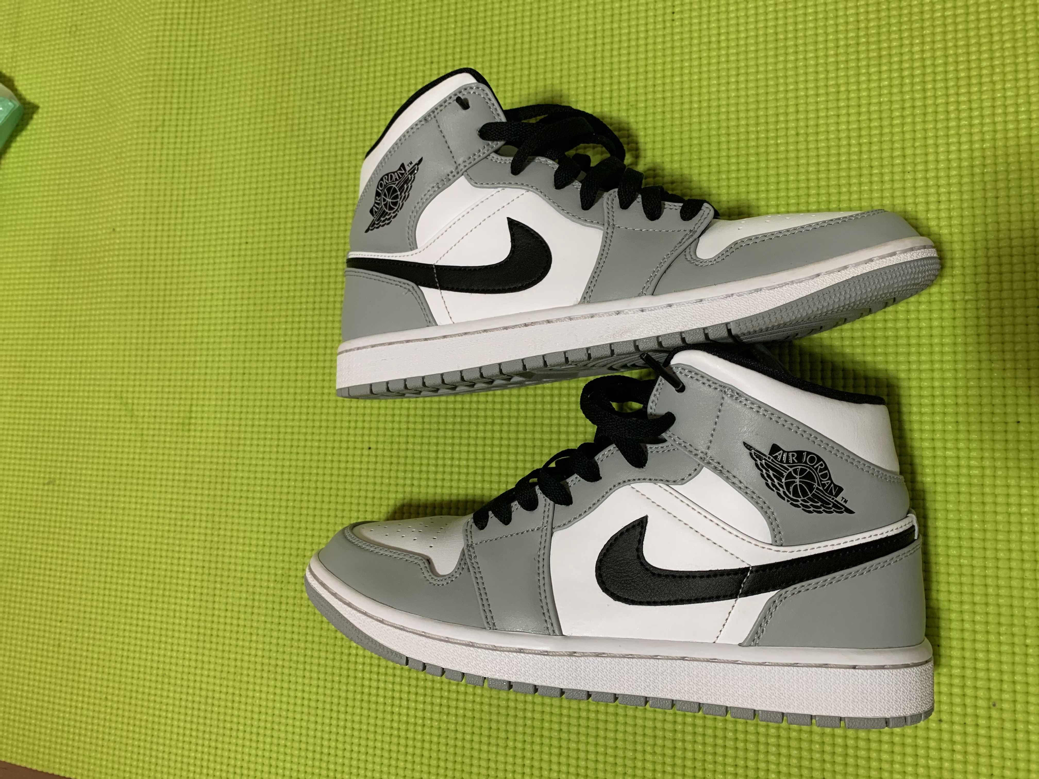 Nike Air Jordan 1 Mid "Light Smoke Grey/White/Black"