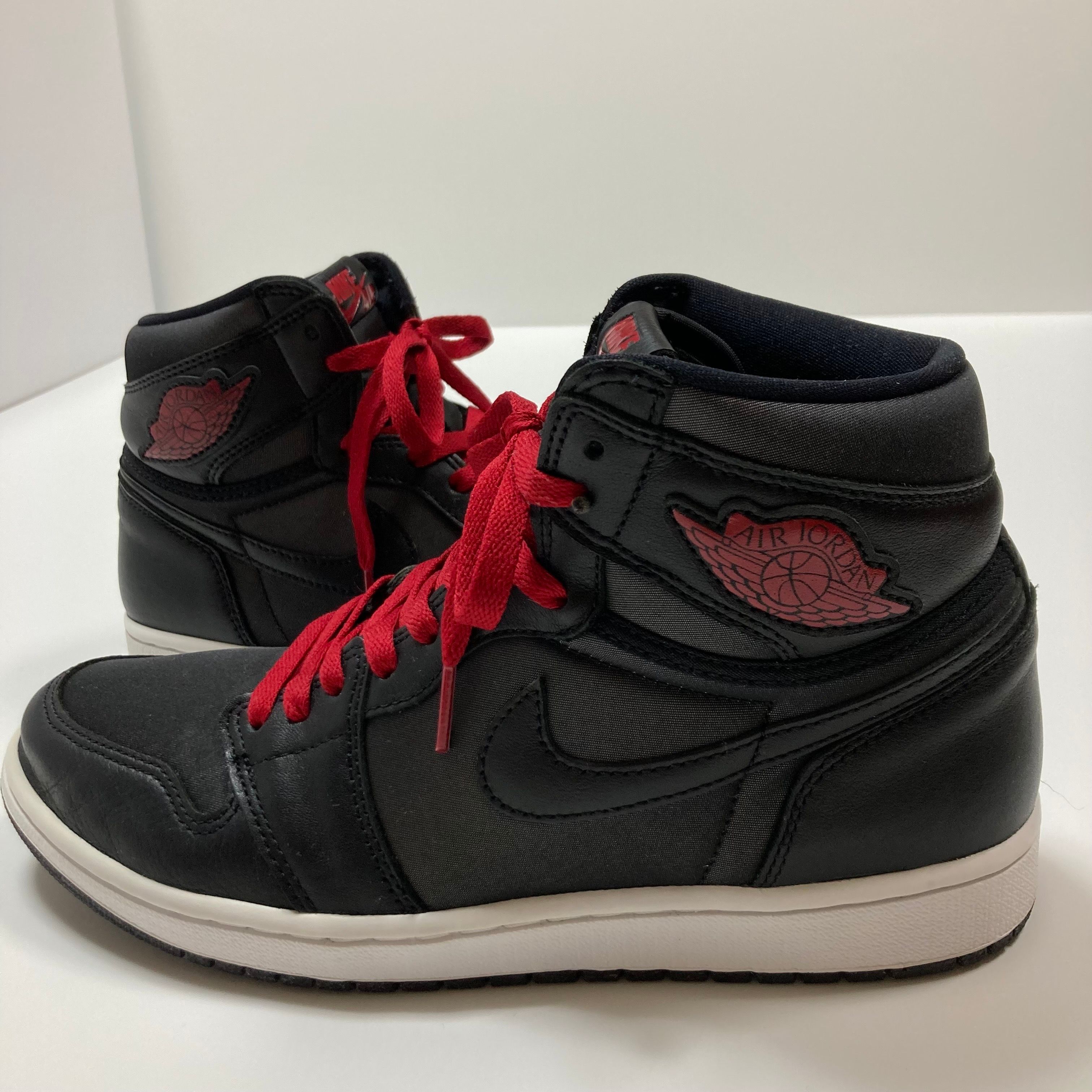 Nike Air Jordan 1 Retro High OG "Black/Metallic Silver/Gym Red"