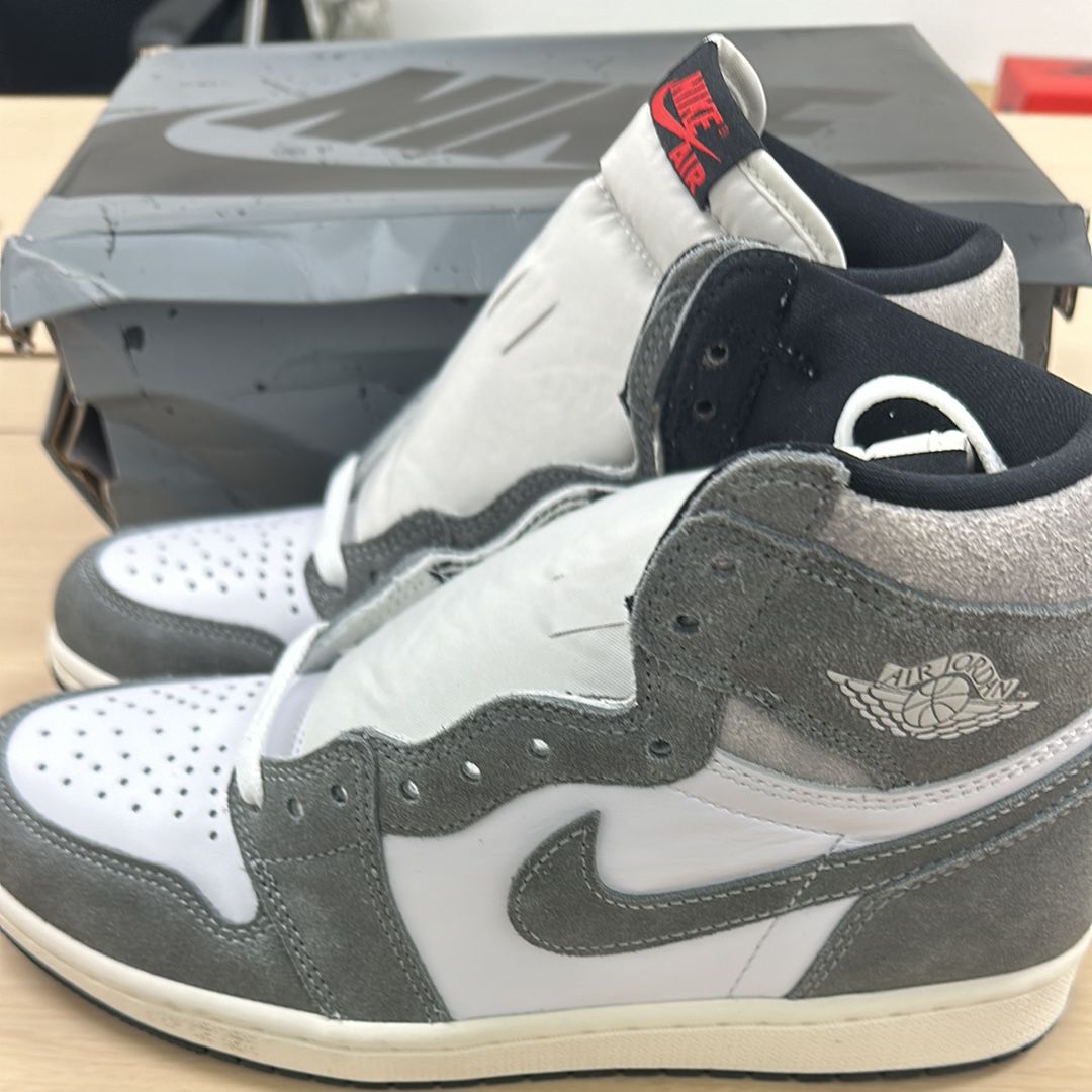 Nike Air Jordan 1 Retro High OG "Black and Smoke Grey"