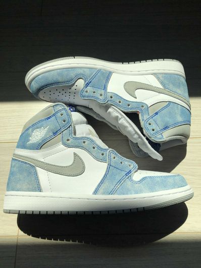 Nike Air Jordan 1 High OG "Hyper Royal"