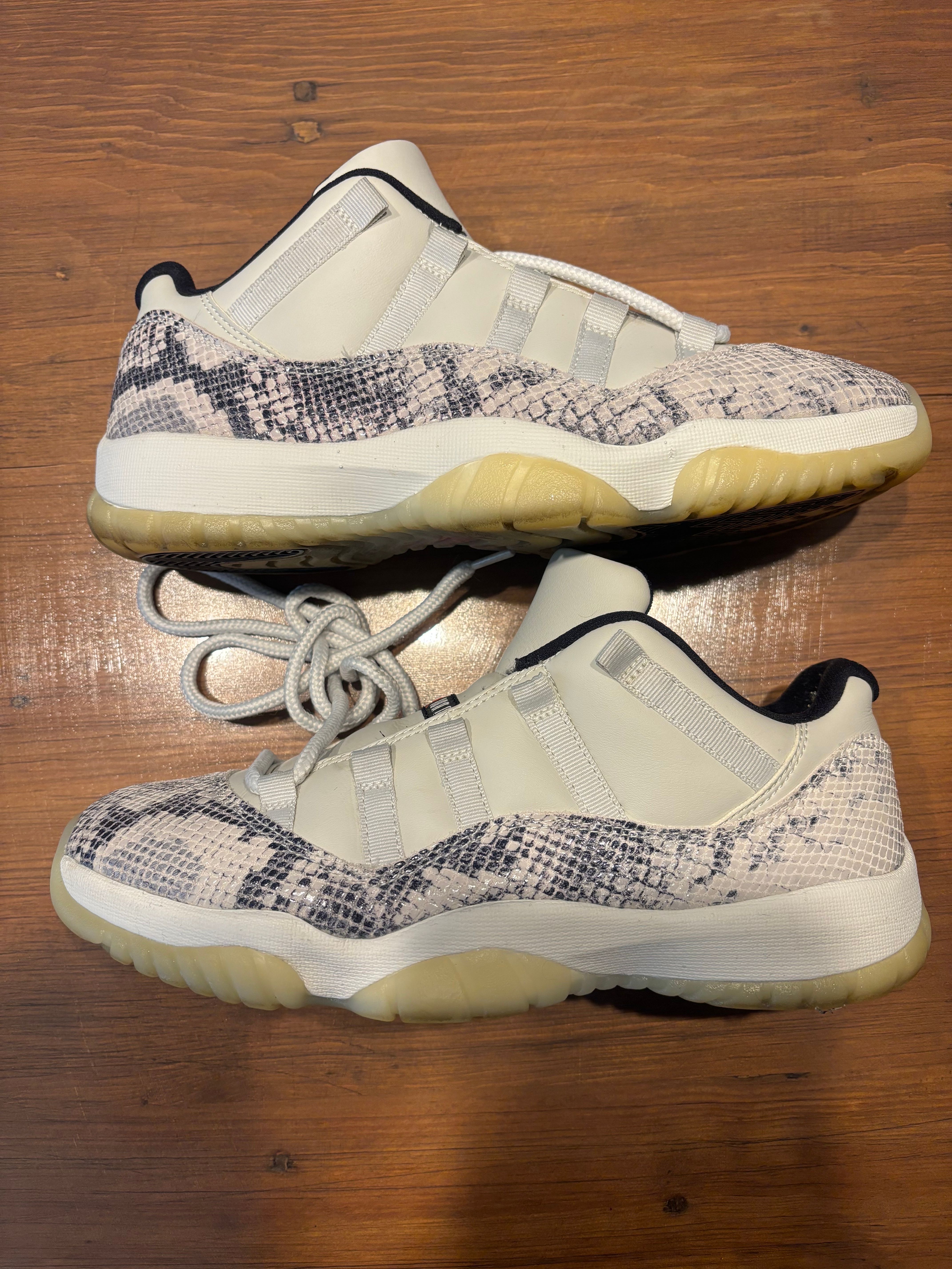 Nike Air Jordan 11 Low Snakeskin "Light Bone/University Red/Sail/Black"