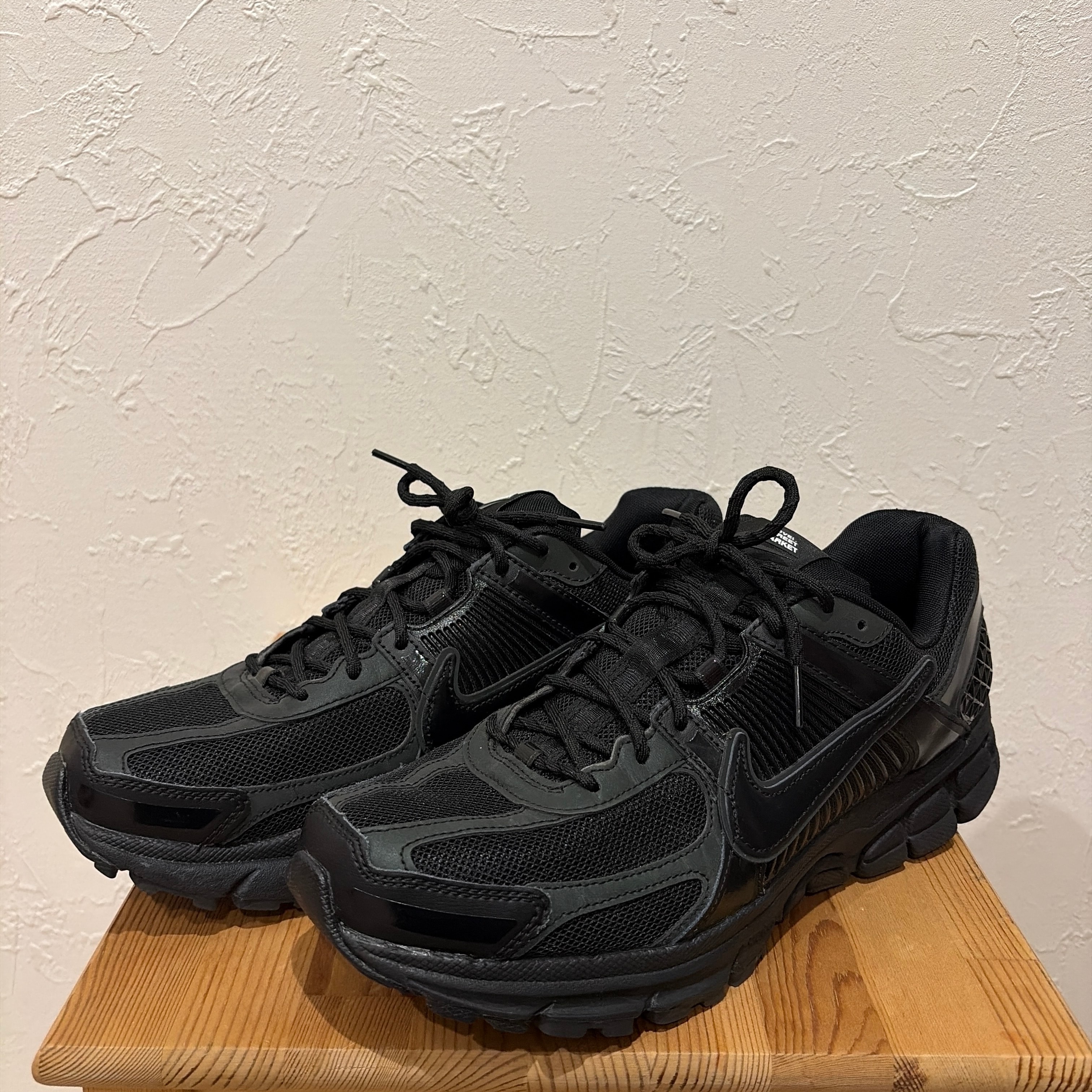 ドーバーストリートマーケット × ナイキ ズーム ボメロ5 "ブラック"