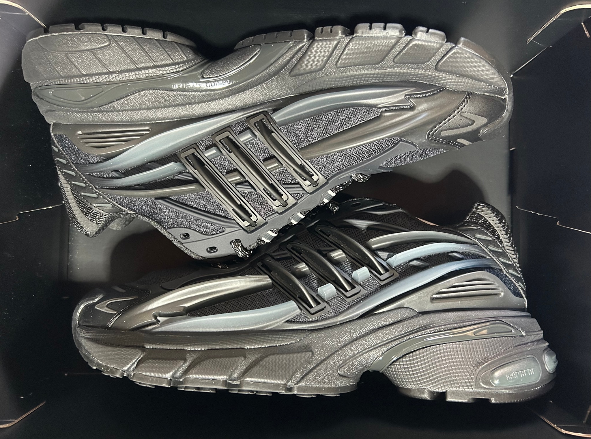 Pharrell Williams × adidas Jellyfish "Carbon/Core Black"