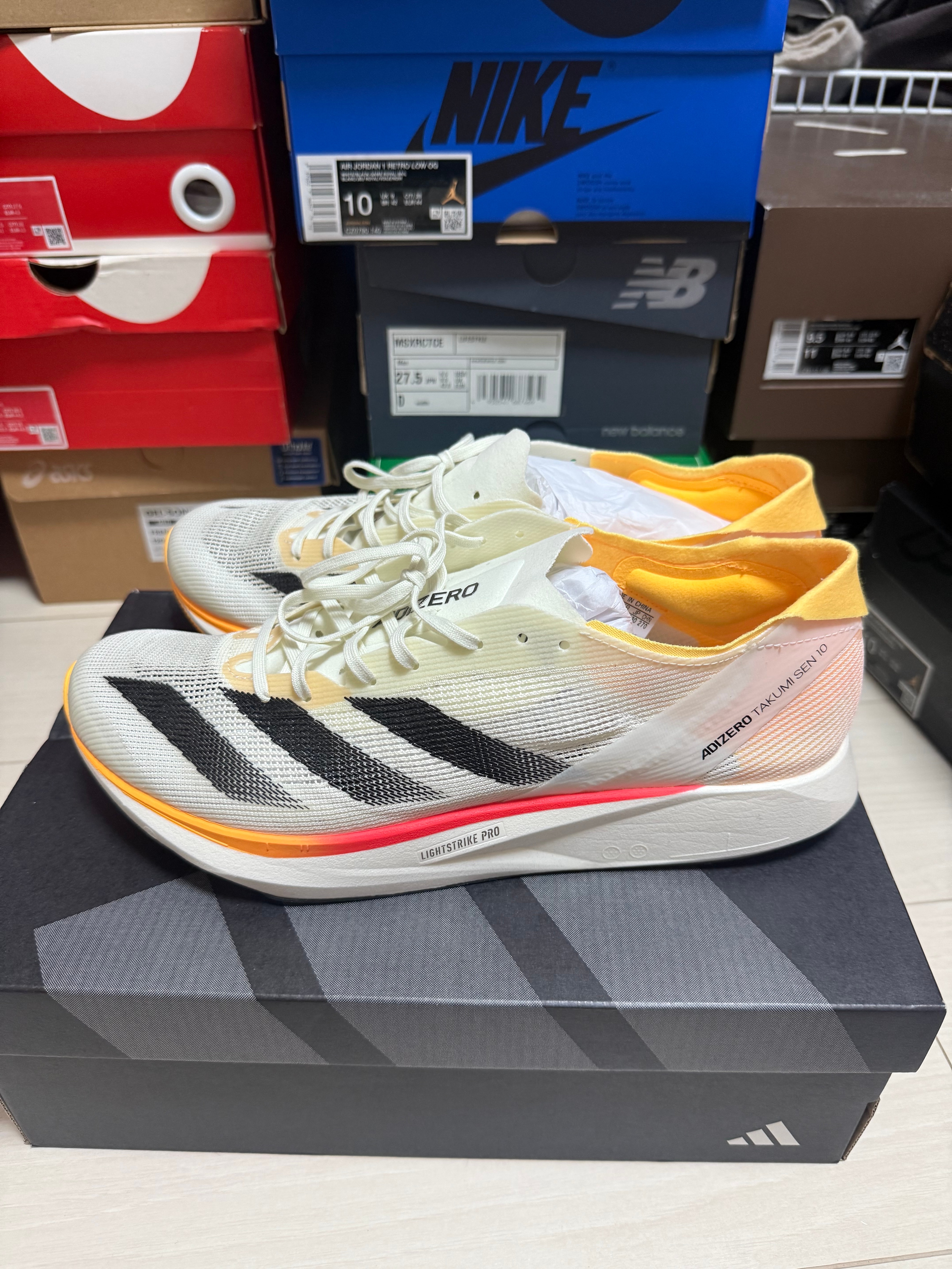 アディダス アディゼロ タクミ セン 10 M "アイボリー/コアブラック/オフホワイト"