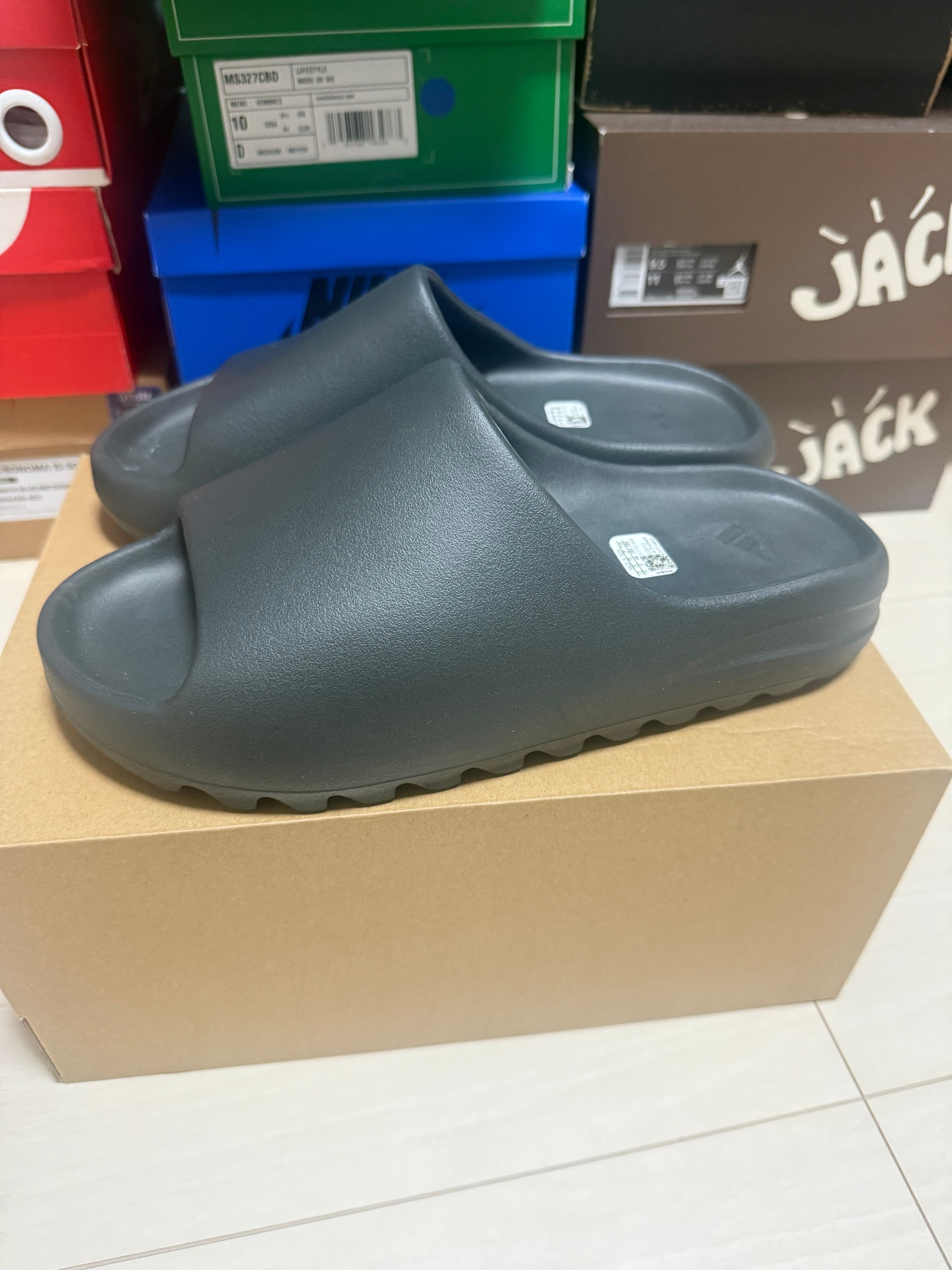 アディダス イージースライド "ダークオニキス"