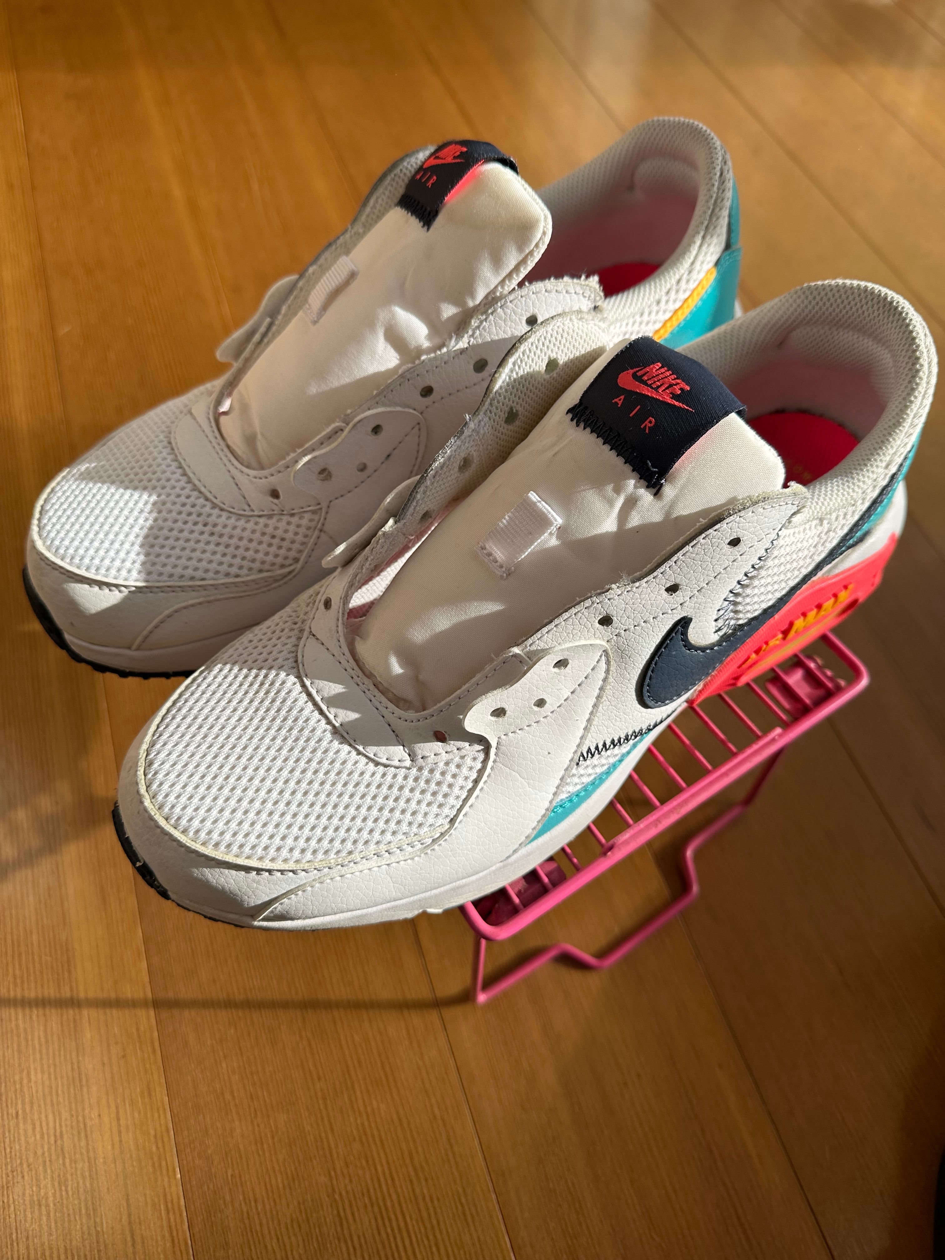 ナイキ エアマックス エクシー "ホワイト/ダスティーカクタス/レーザーオレンジ/サンダーブルー"