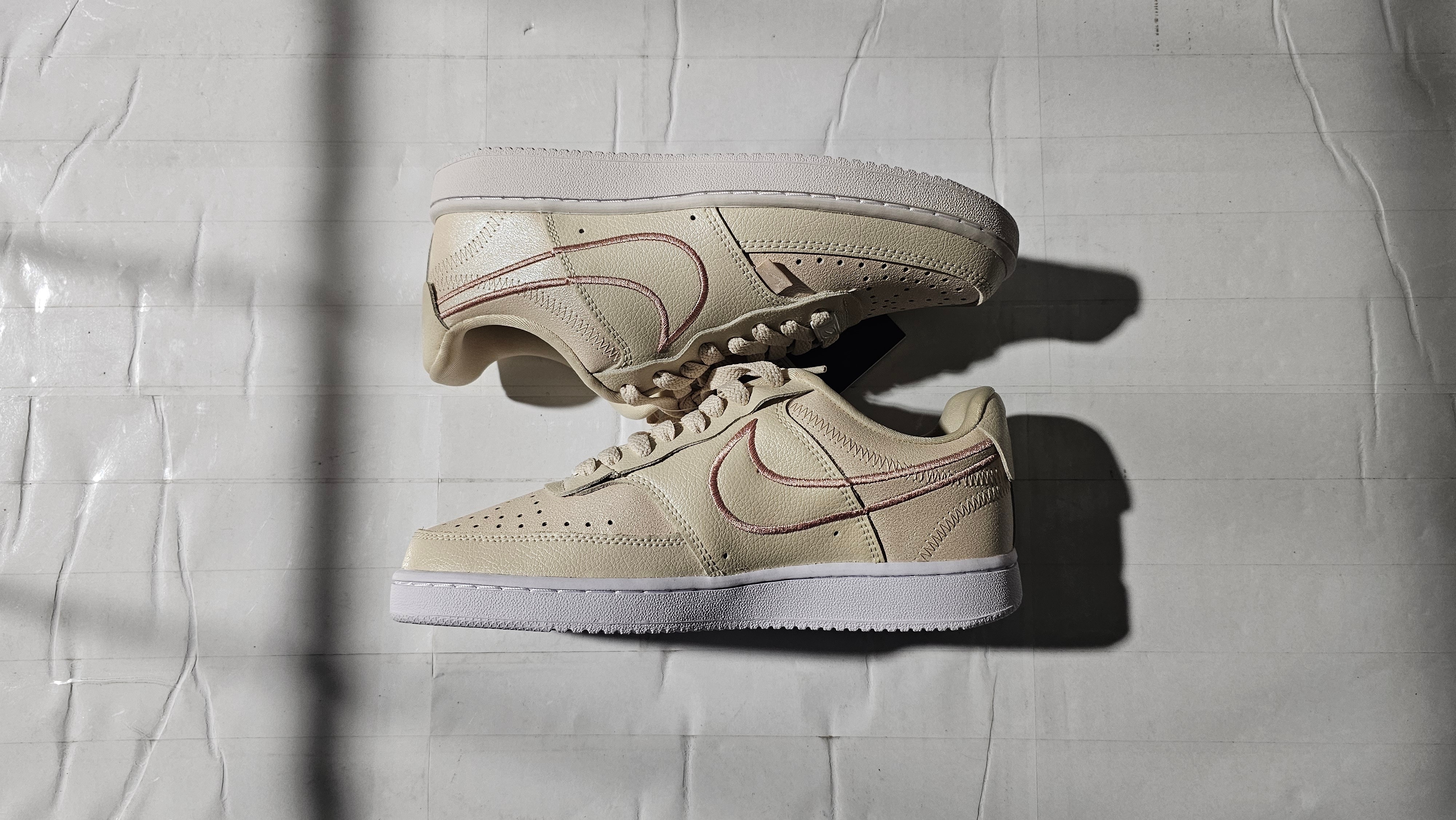 ナイキ ウィメンズ コート ビジョン ロー プレミアム "パールホワイト/セイル/ホワイト/メタリックレッドブロンズ"