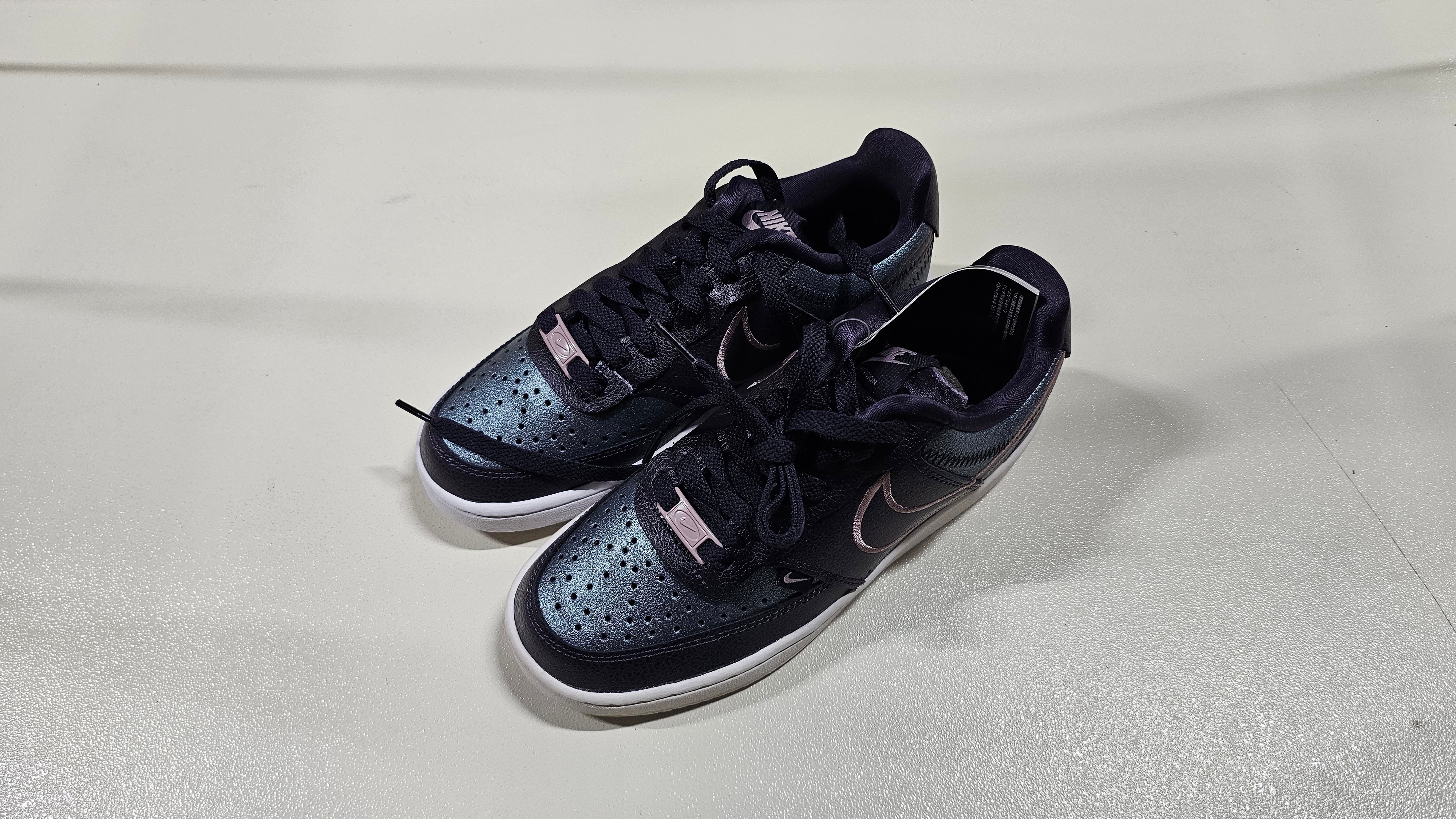 ナイキ ウィメンズ コートビジョン ロー プレミアム "ケーブパープル/ホワイト"