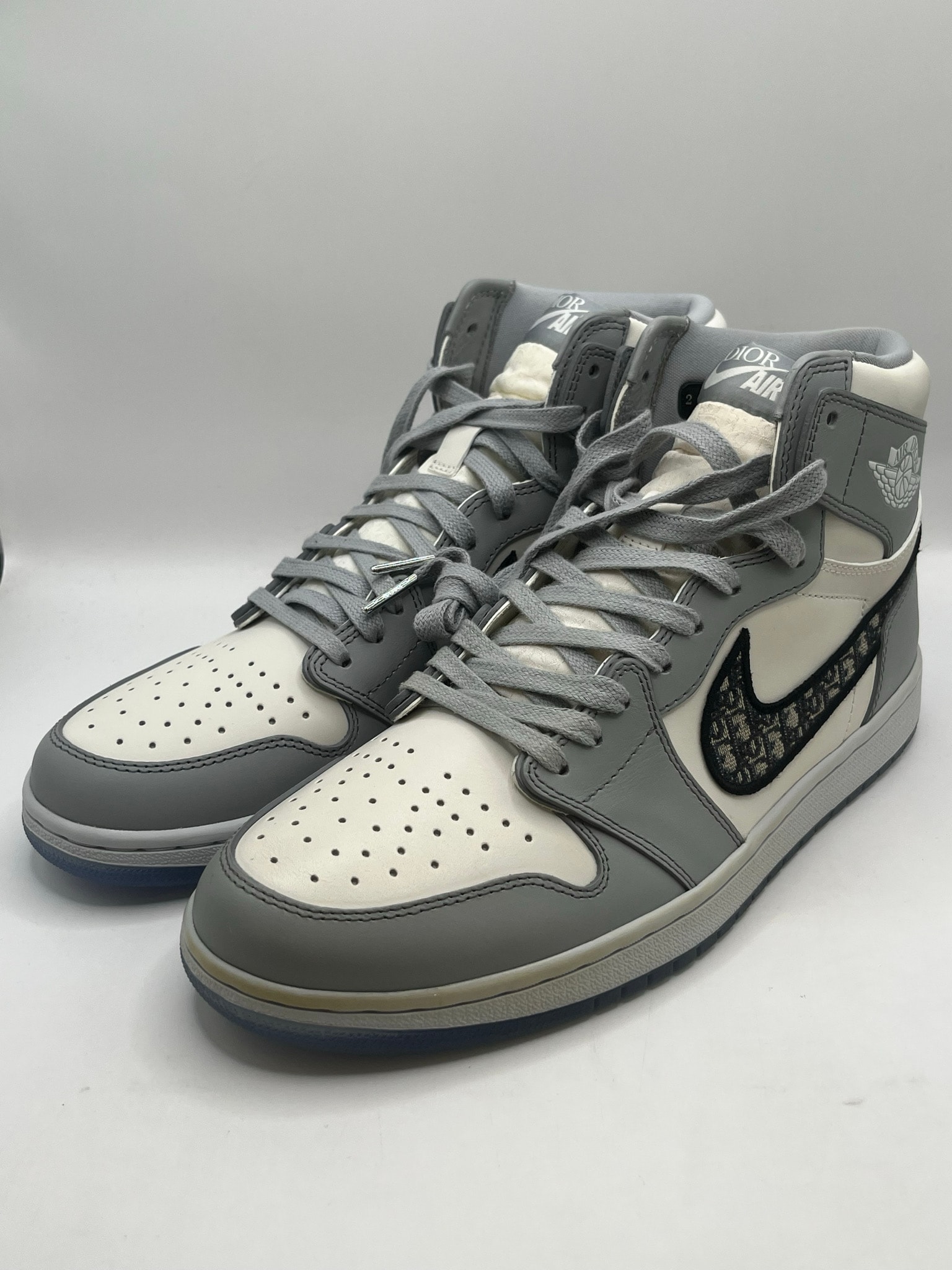 Dior × Nike Air Jordan 1 High OG "Wolf Grey"