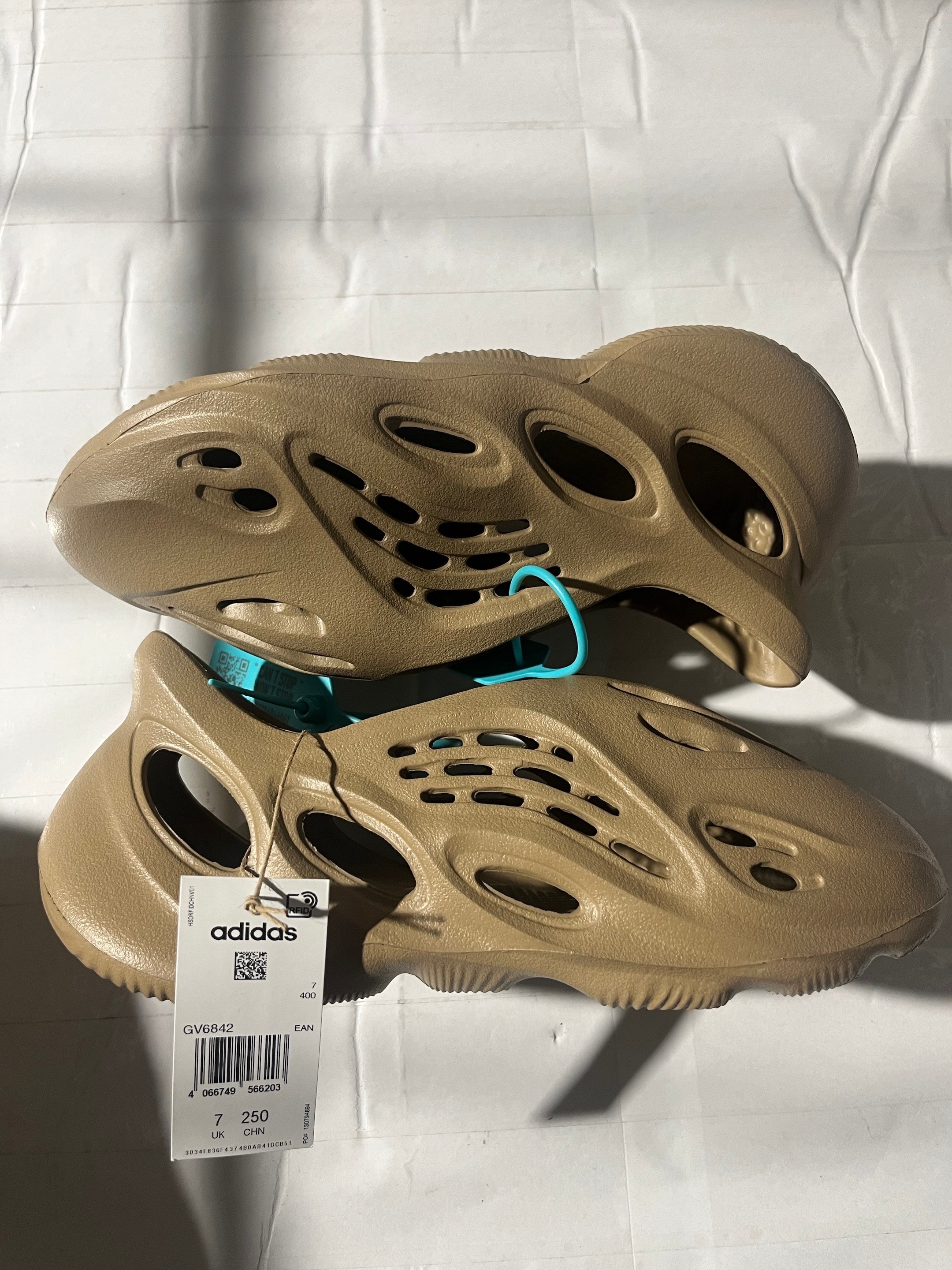 アディダス イージー フォームランナー "クレイトープ"