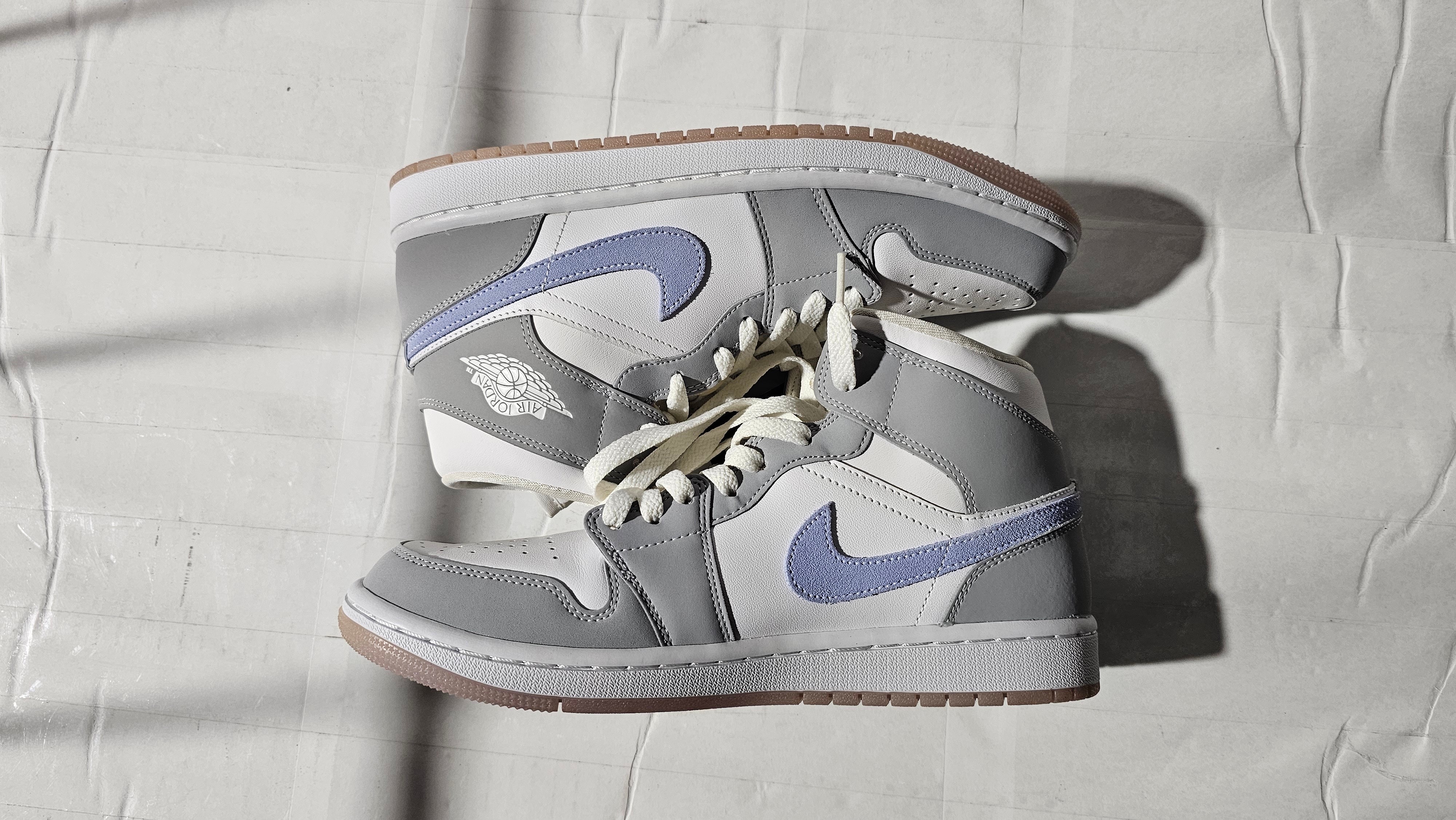 ナイキ ウィメンズ エアジョーダン 1 ミッド "ウルフグレー"