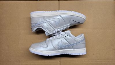 Nike Dunk Low SE "Metallic Silver"