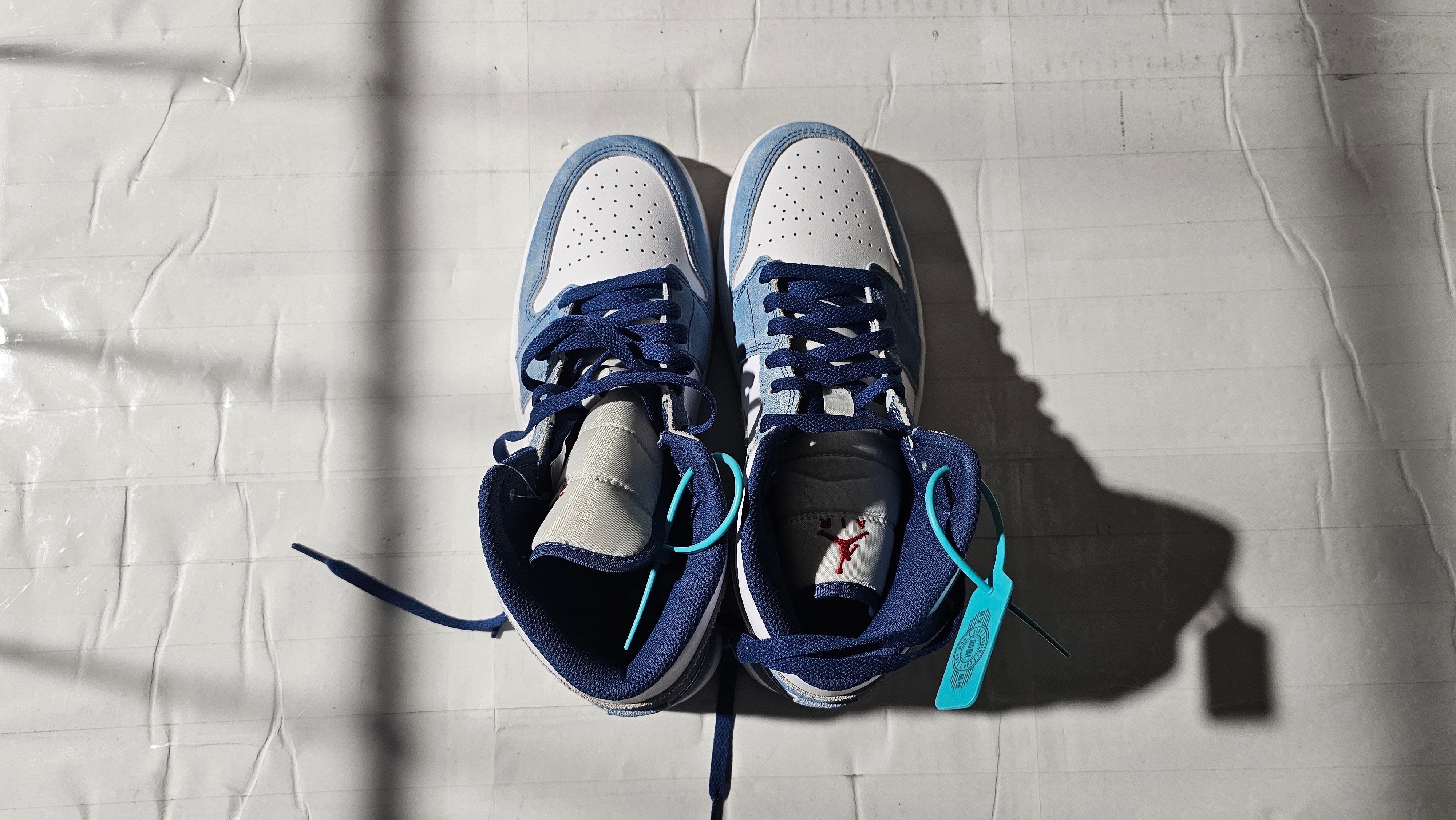 Nike Air Jordan 1 Mid SE "White/Hyper Royal/Red"