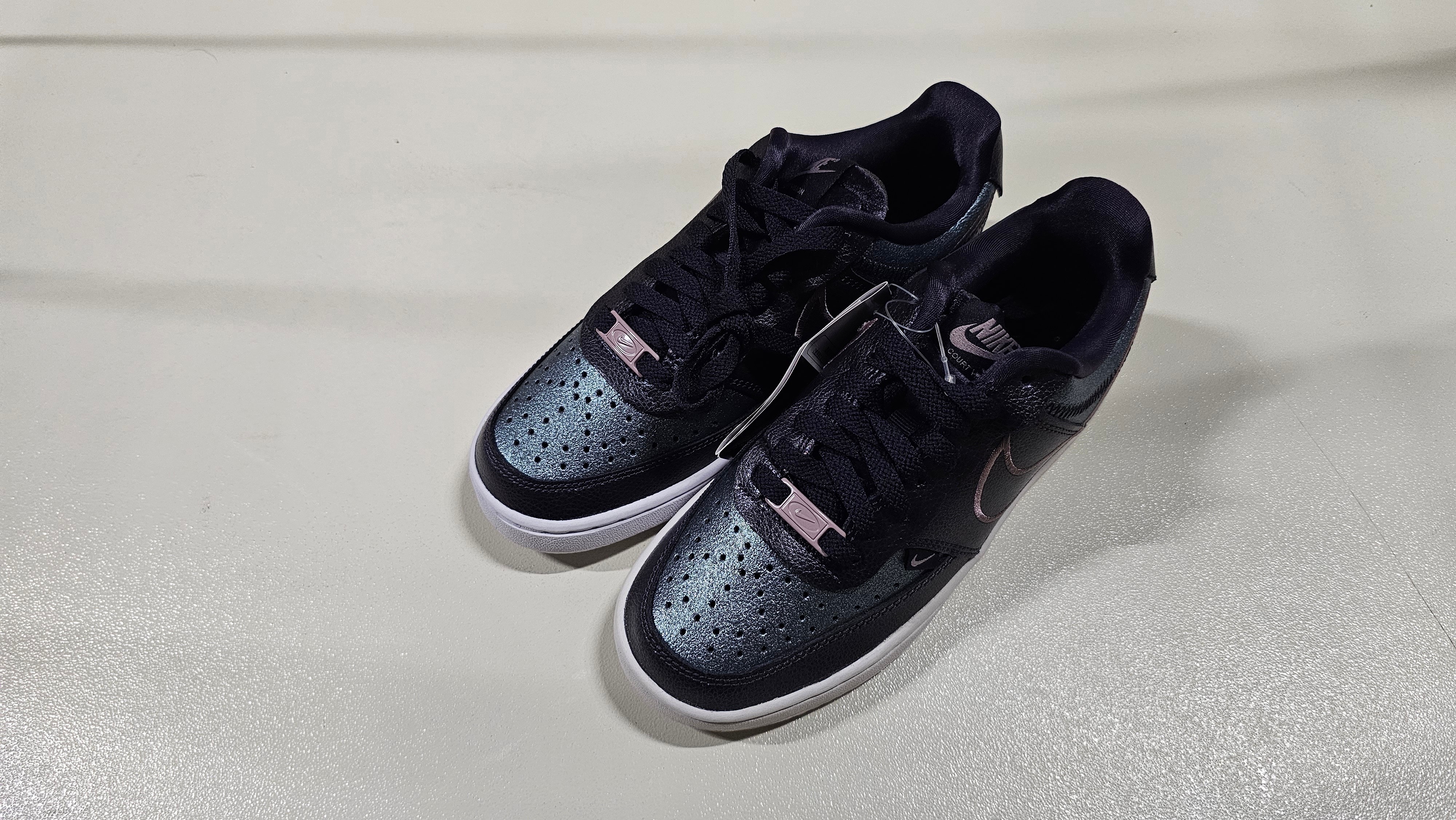 ナイキ ウィメンズ コートビジョン ロー プレミアム "ケーブパープル/ホワイト"