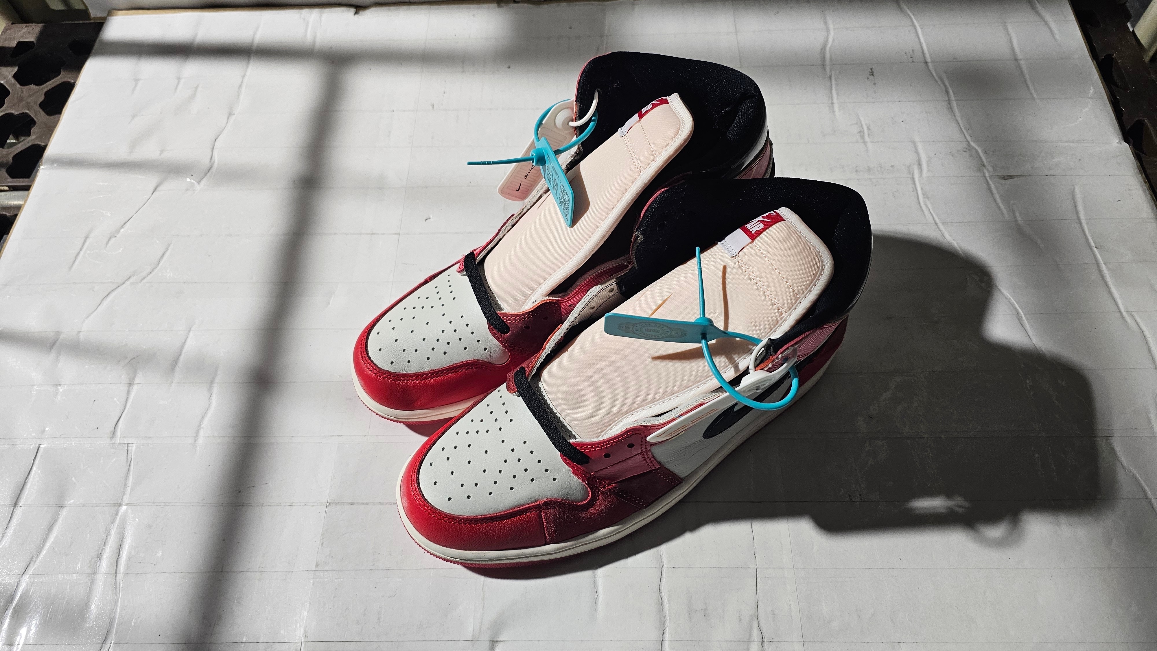 スパイダーマン × ナイキ エアジョーダン1 レトロ ハイ OG SP "スパイダーマン・アクロス・ザ・スパイダーバース/ユニバーシティレッド"