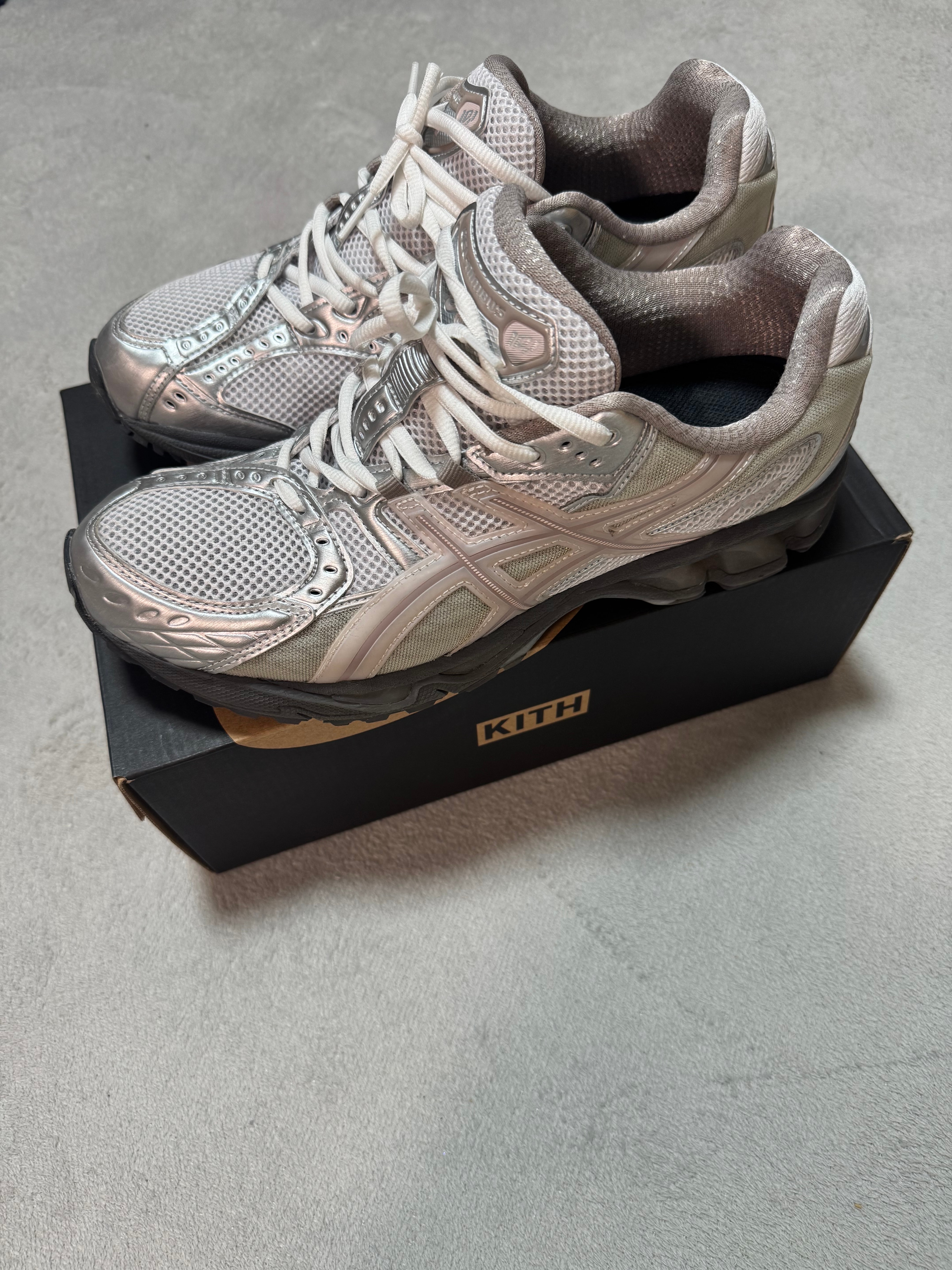 キス ロニーファイグ × アシックス ゲルニンバス10.1 "ホワイト/モルガナイト"