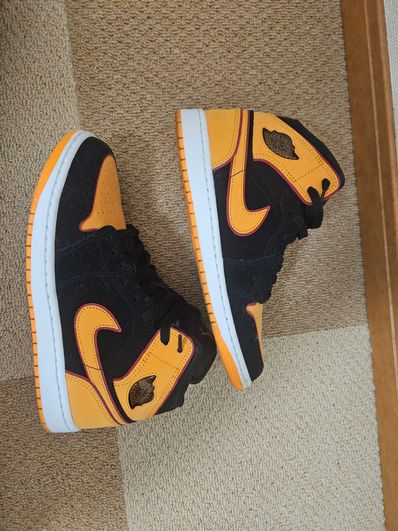 Nike Air Jordan 1 Mid SE "Vivid Orange"