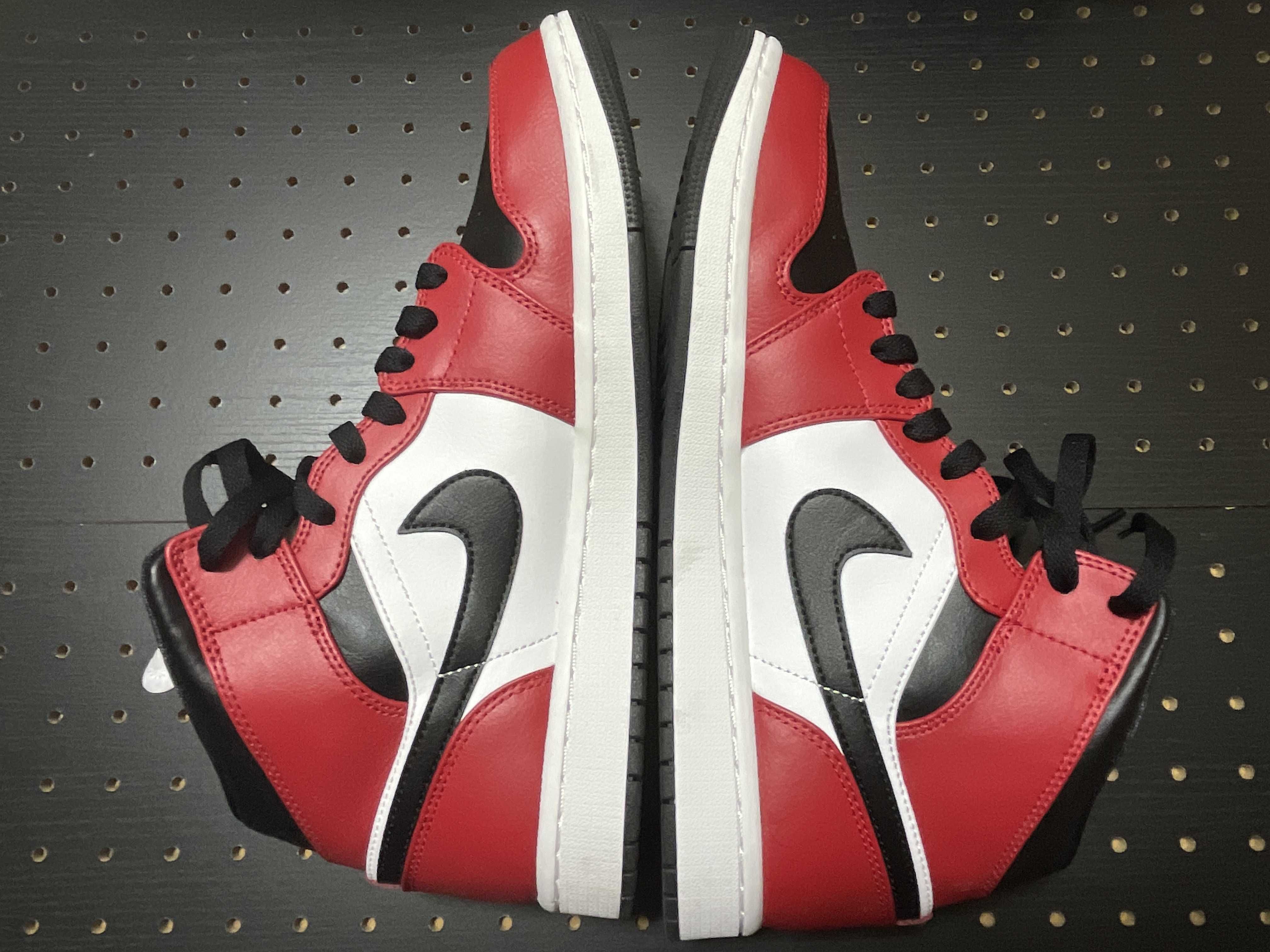 Nike Air Jordan 1 Mid "Chicago Black Toe"