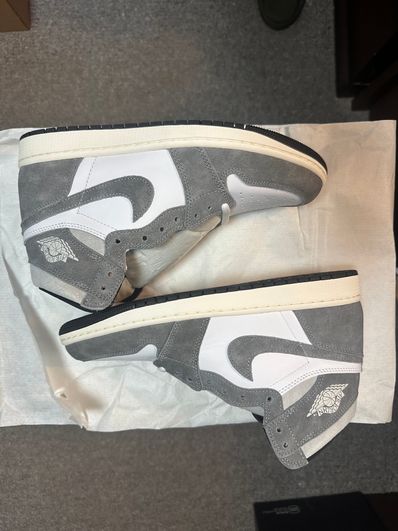 Nike Air Jordan 1 Retro High OG "Black and Smoke Grey"