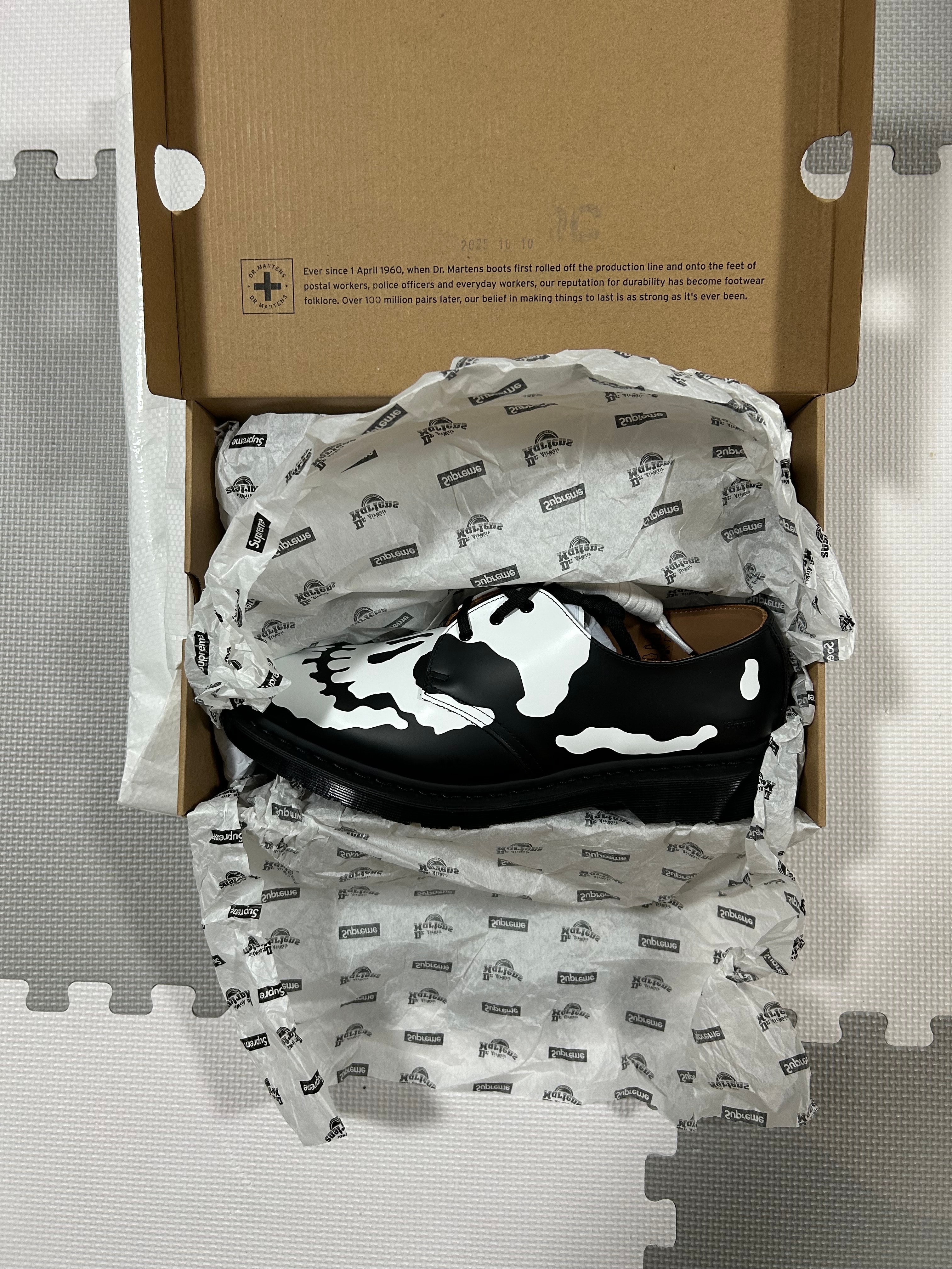 シュプリーム × ドクターマーチン 1461 スカル 3アイ シューズ "ブラック/ホワイト" (25FW Week 14)