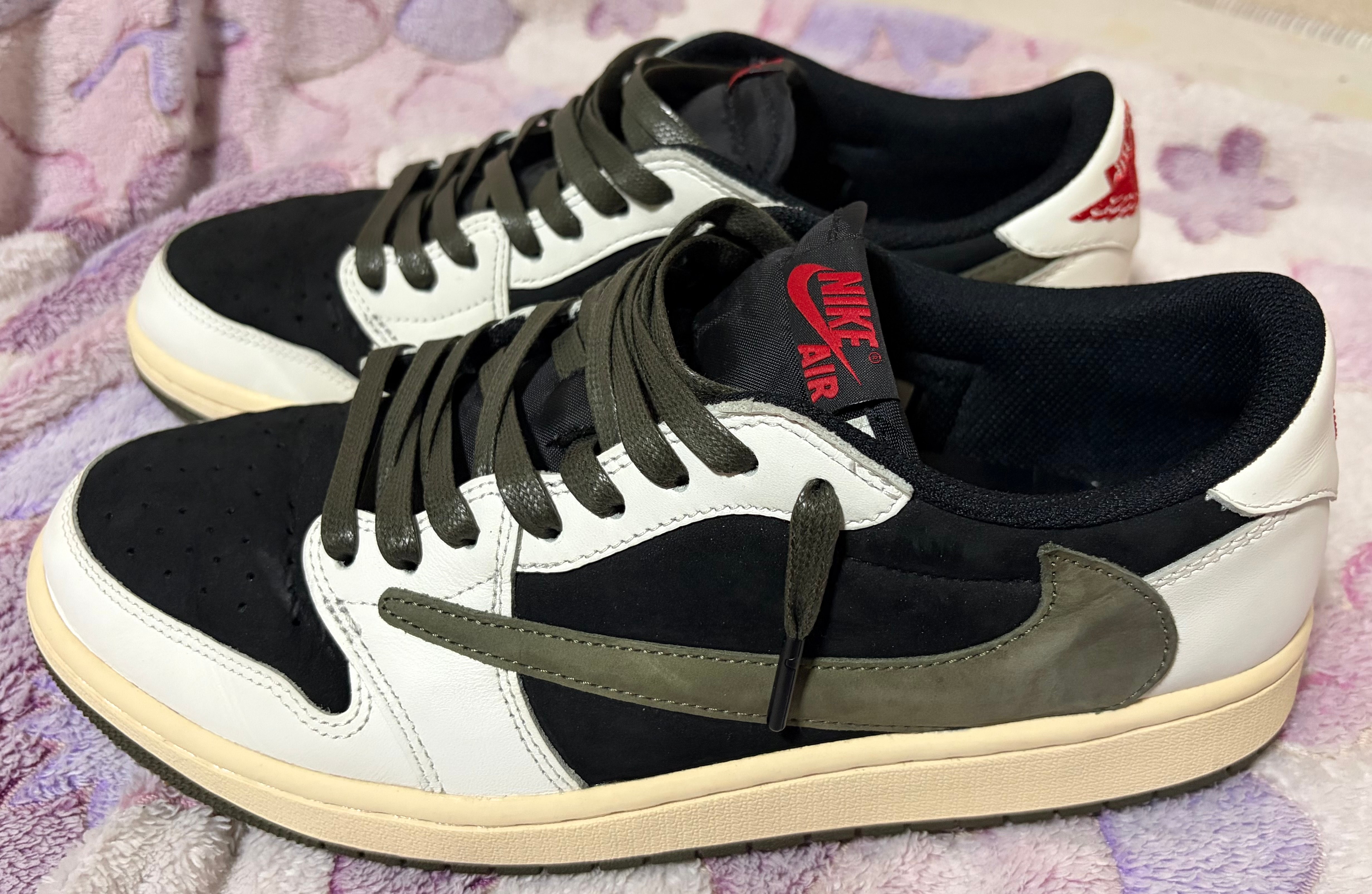 トラヴィススコット × ナイキ ウィメンズ エアジョーダン1 ロー OG "ミディアム オリーブ"