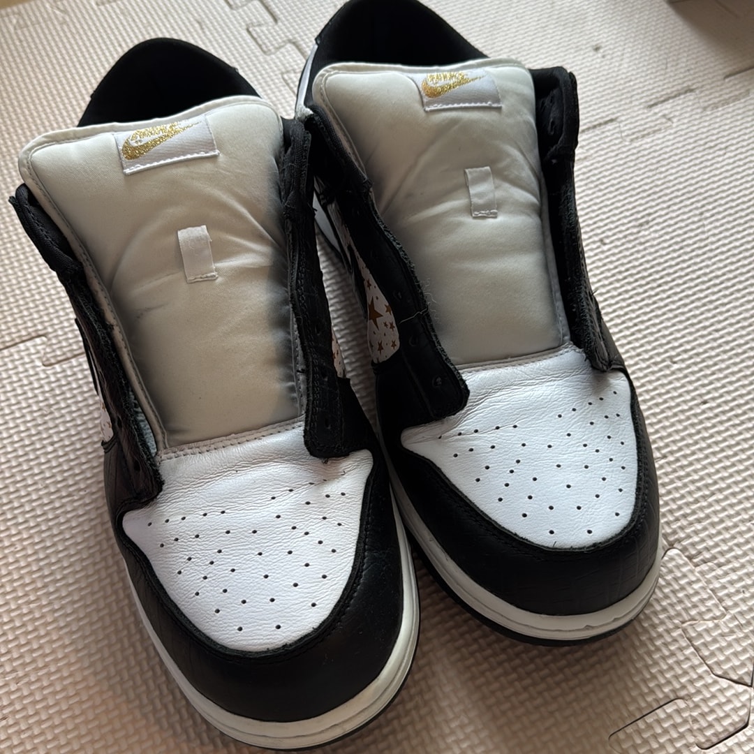 Supreme × Nike SB Dunk Low OG QS Gold Stars "White/Black"