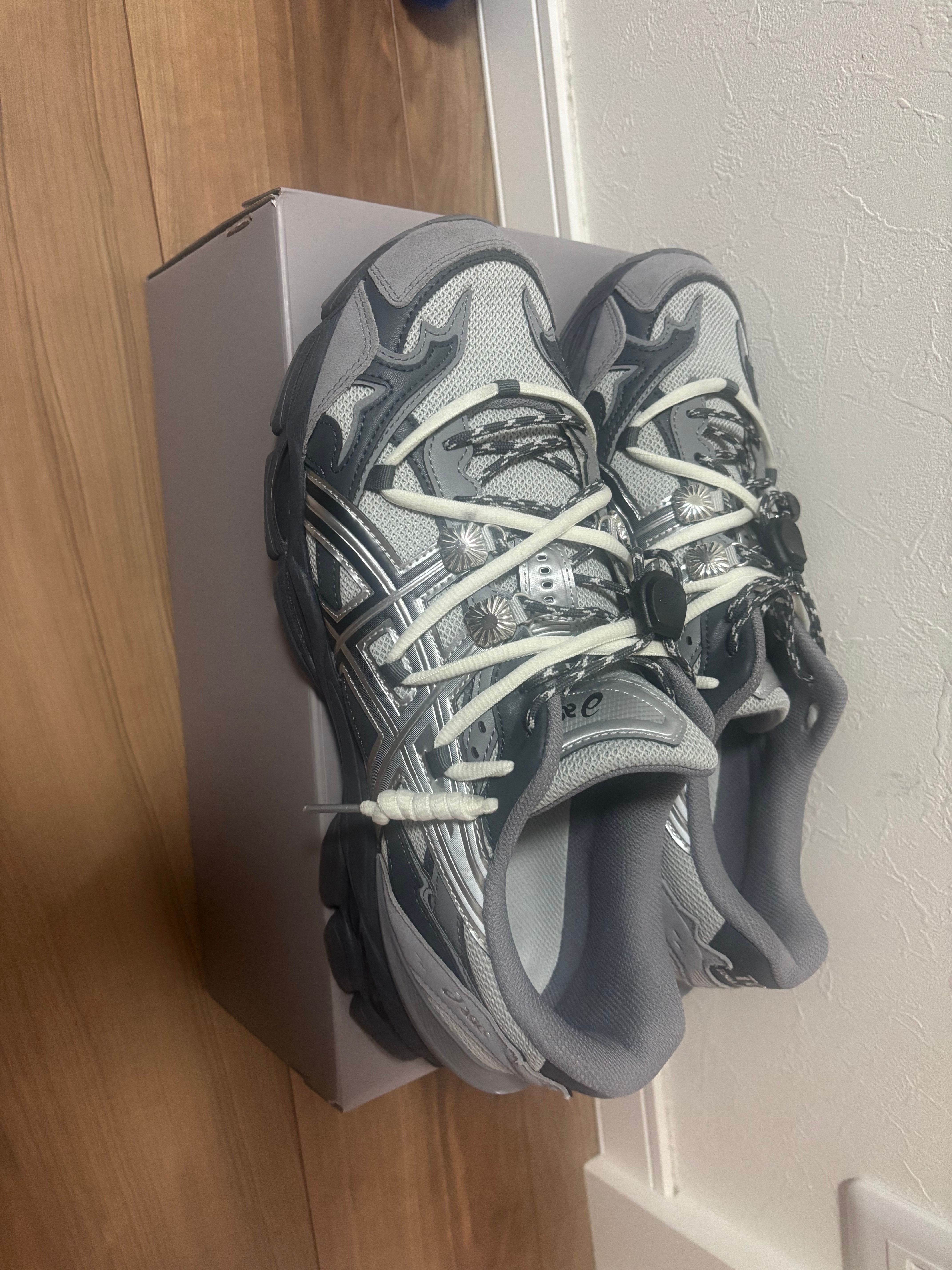 トーガ × アシックス ゲルキュムラス16 TG "グレー/ブラックピュアシルバー"