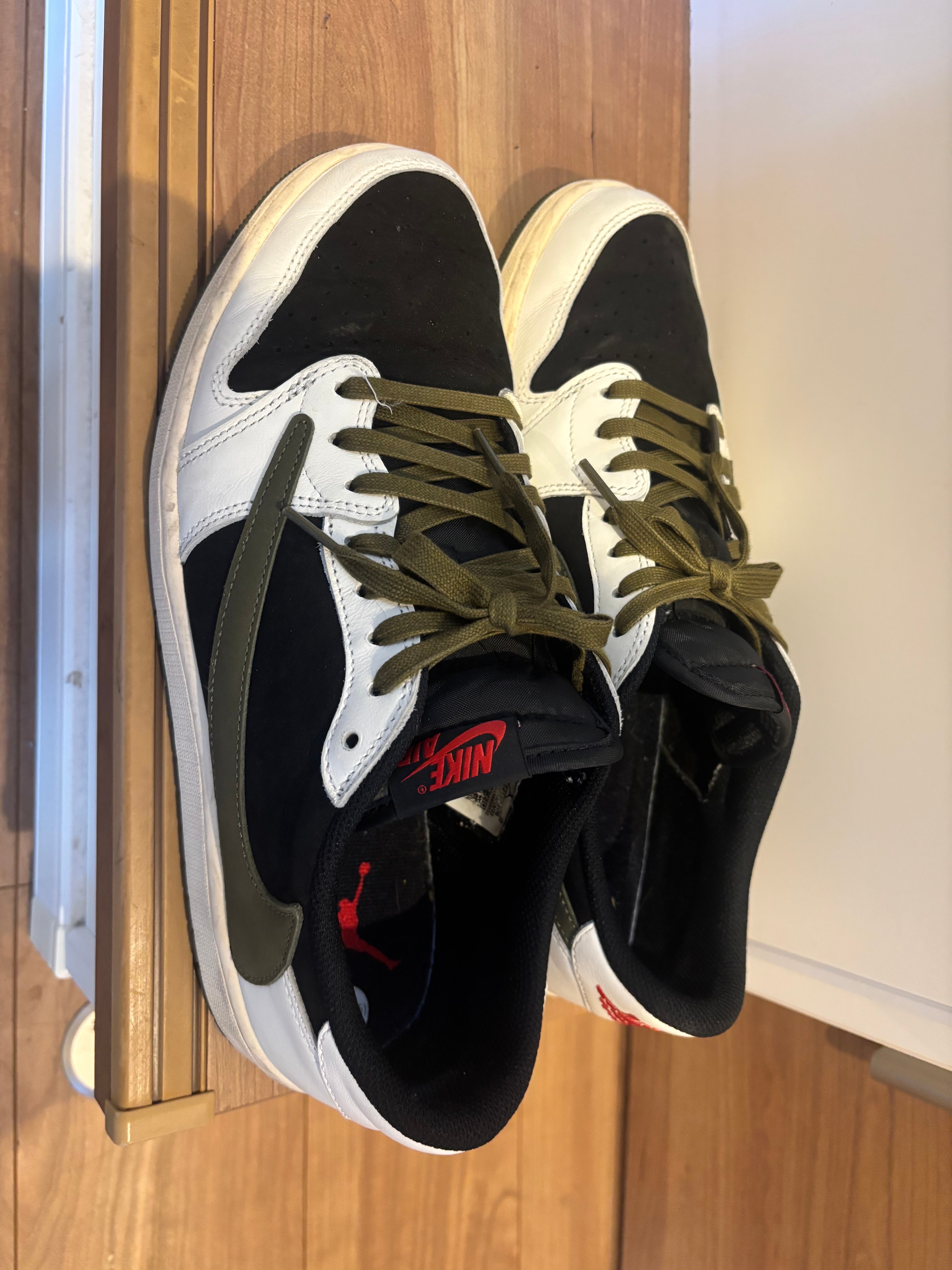 トラヴィススコット × ナイキ ウィメンズ エアジョーダン1 ロー OG "ミディアム オリーブ"