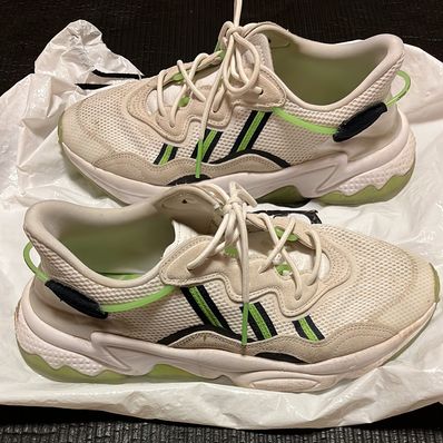 Manchester United × adidas Ozweego "Footwear White/Legend Ink/Team Semisolar Green"