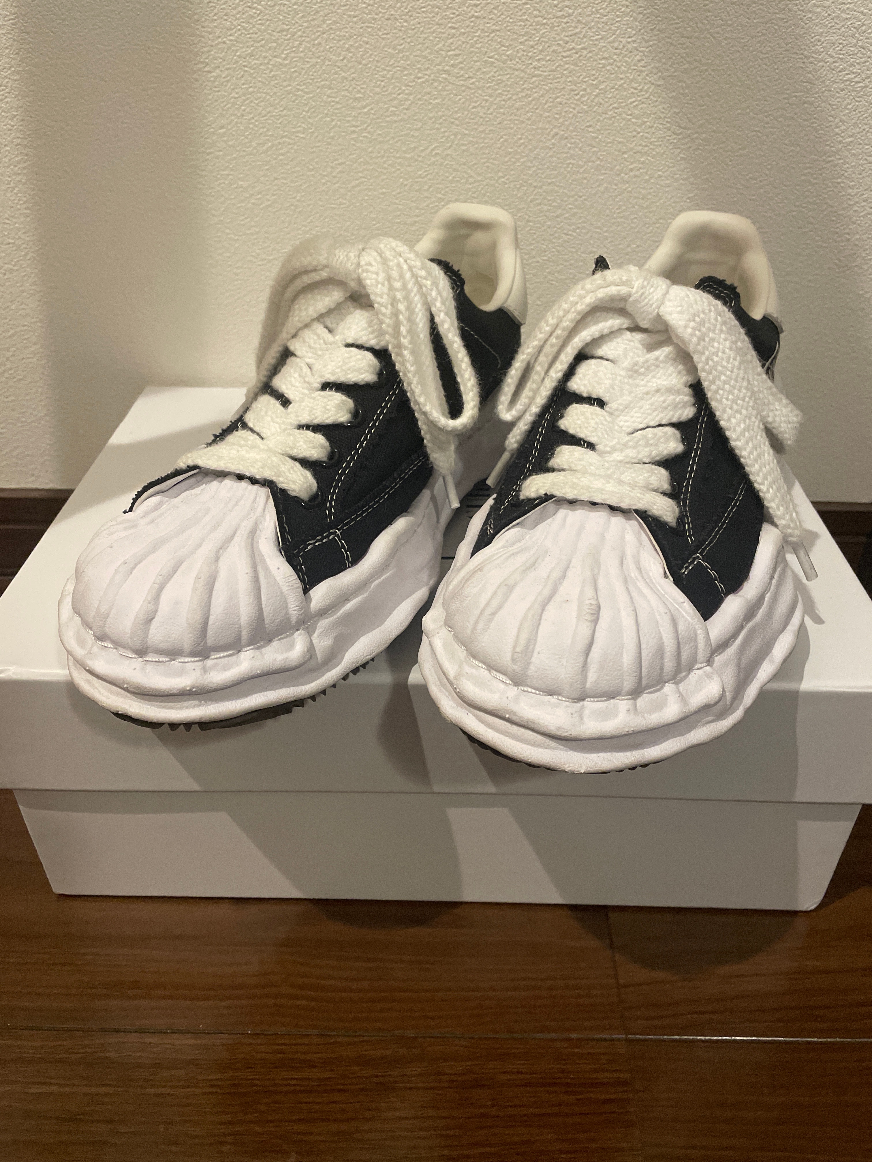 メゾンミハラヤスヒロ ブレイキー OG ソール キャンバス ロートップ スニーカー "ブラック" (A08FW735)