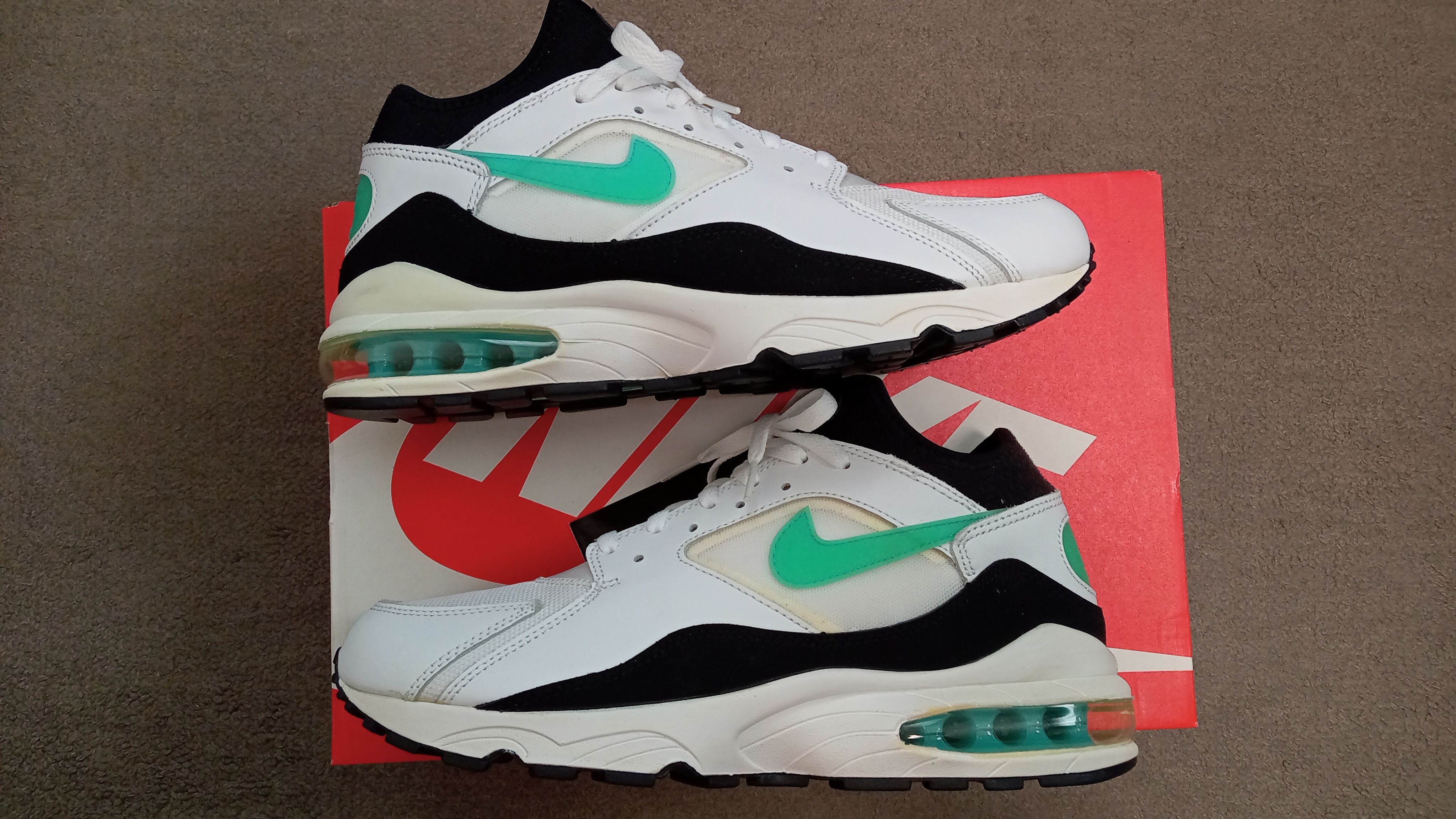 ナイキ エアマックス93 "ホワイト/ダスティカクタス"