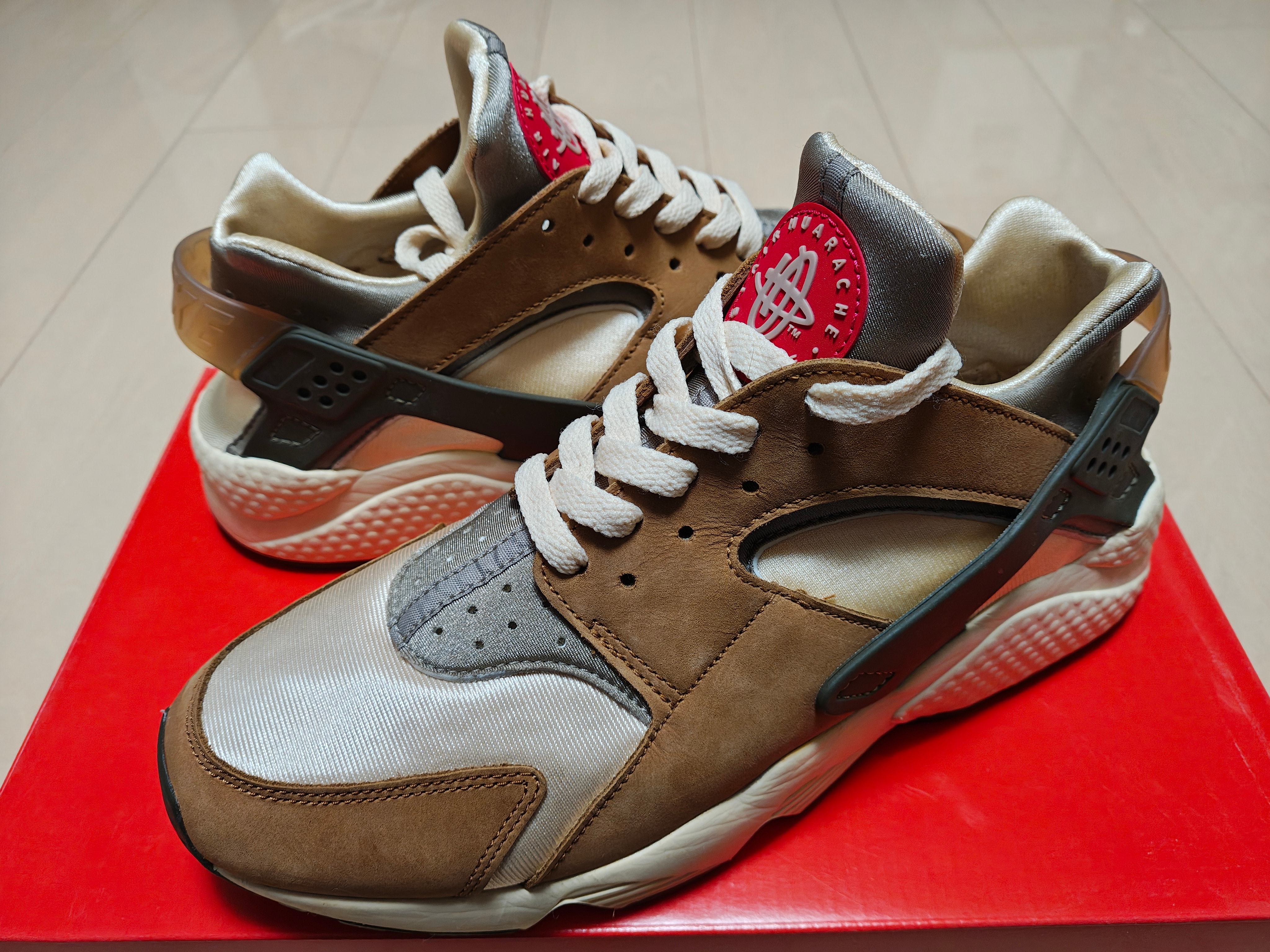 ステューシー × ナイキ エアハラチ "デザートオーク"