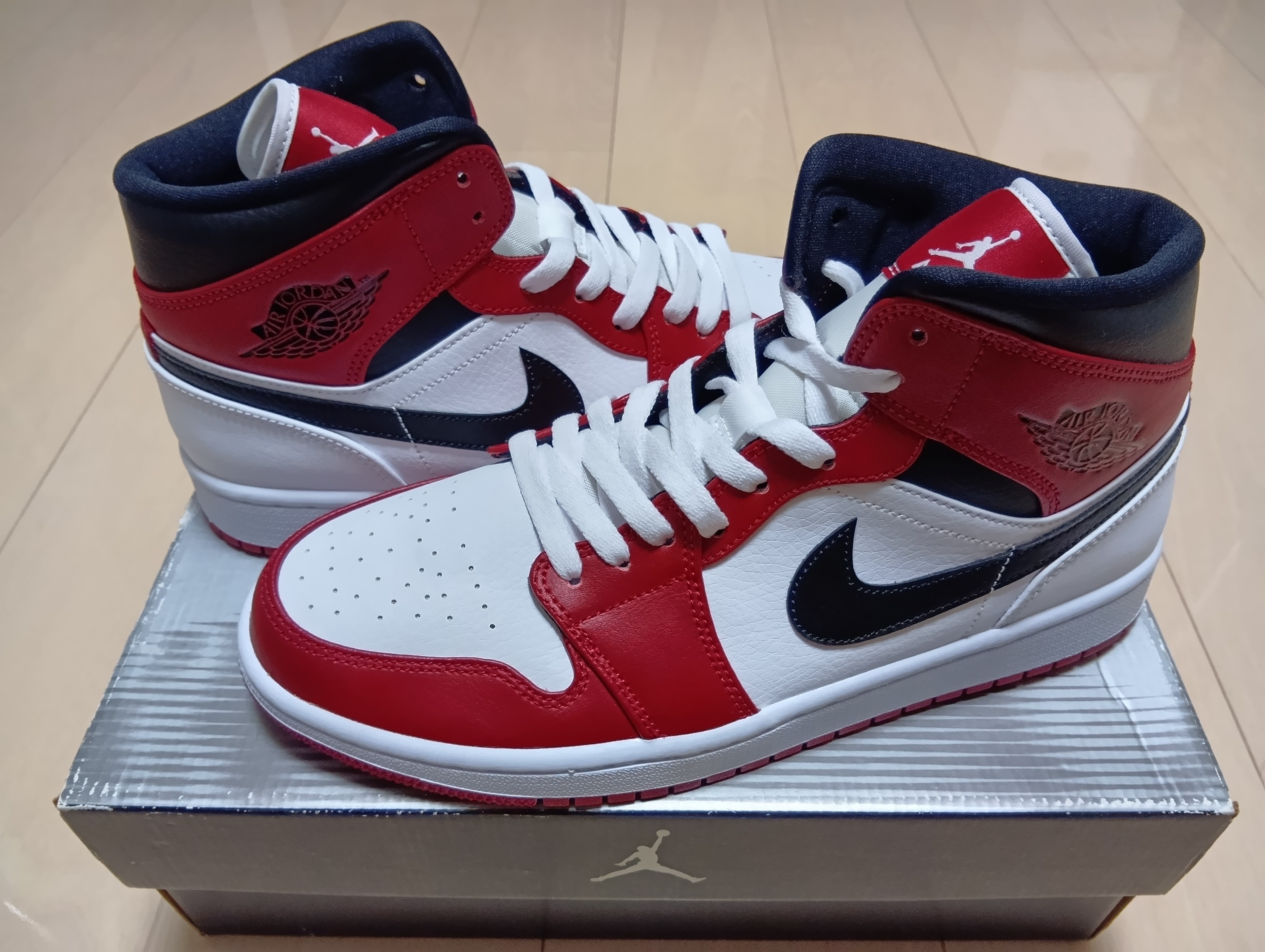 Nike Air Jordan 1 Mid "Chicago" 