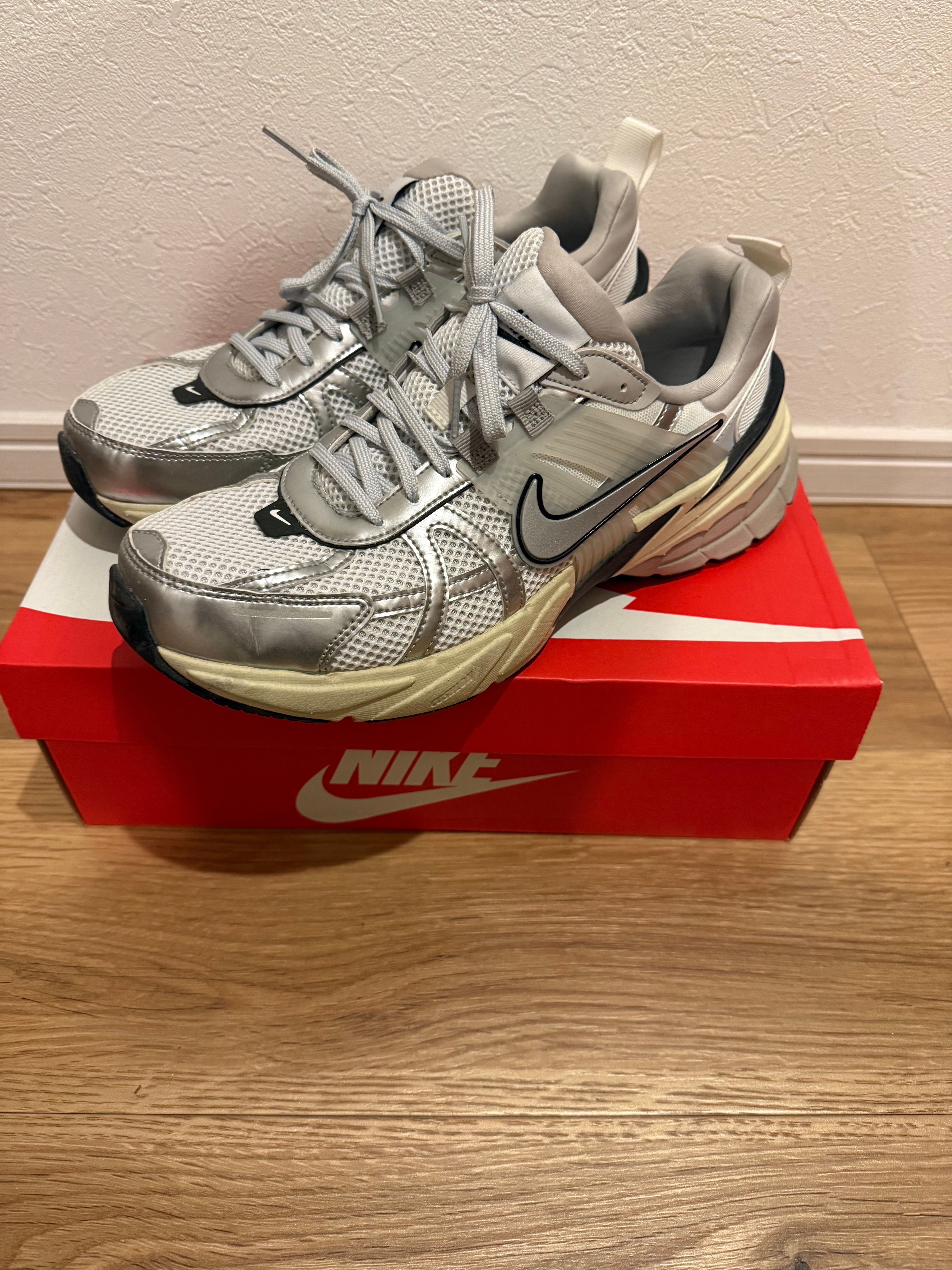 ナイキ ウィメンズ V2K ラン "サミットホワイト アンド メタリックシルバー"