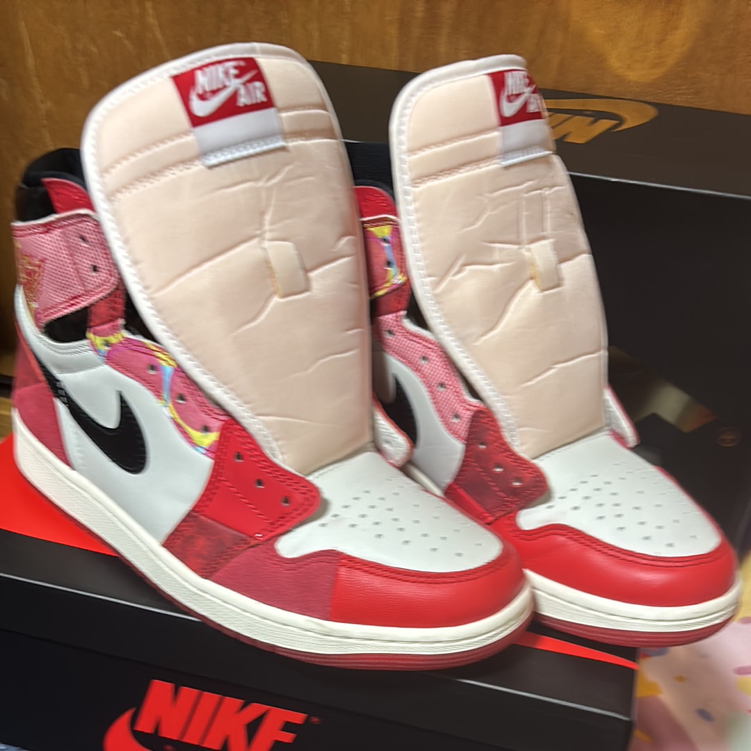 スパイダーマン × ナイキ エアジョーダン1 レトロ ハイ OG SP "スパイダーマン・アクロス・ザ・スパイダーバース/ユニバーシティレッド"