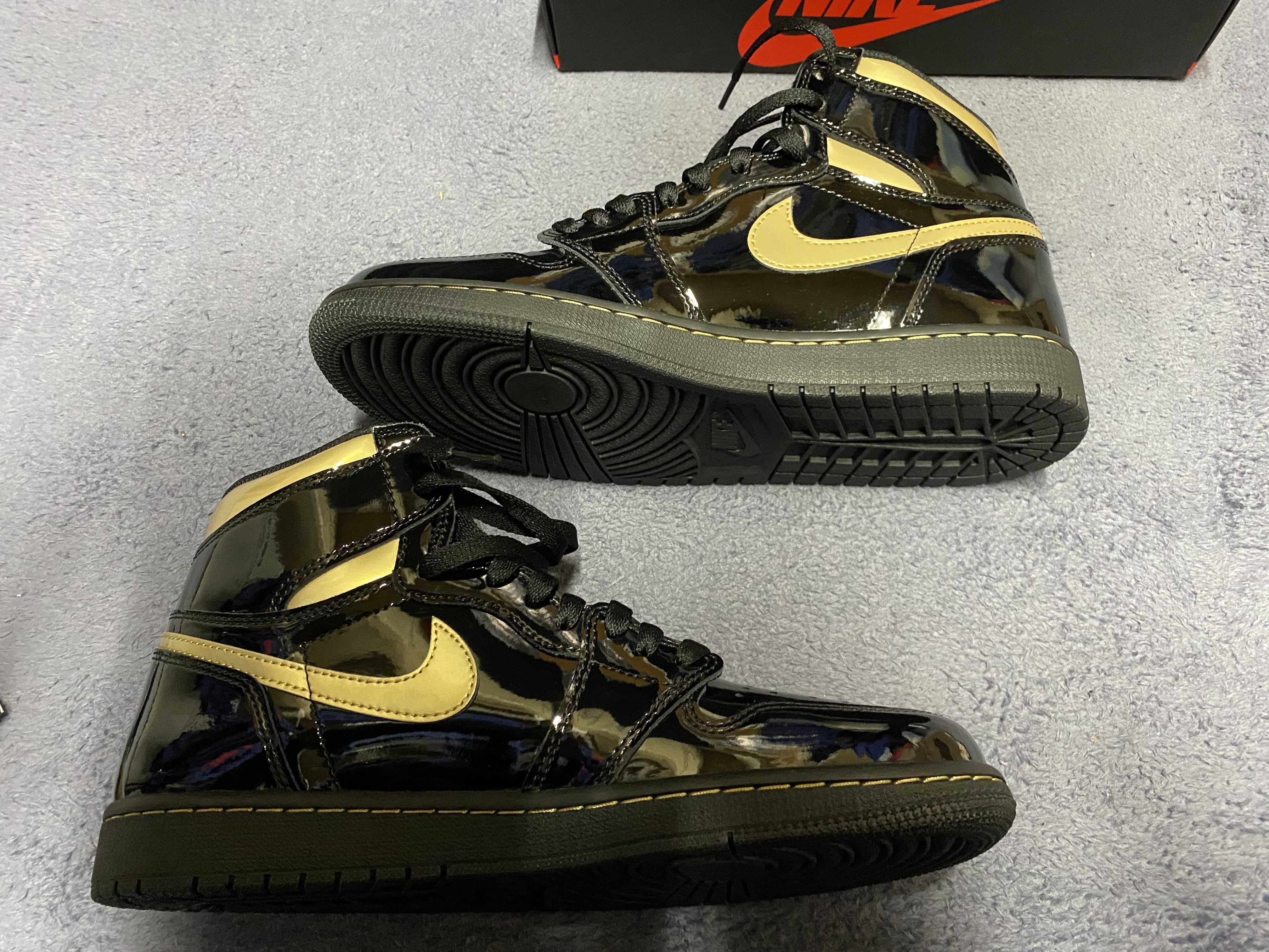 Nike Air Jordan 1 High OG "Black-Metalic Gold"