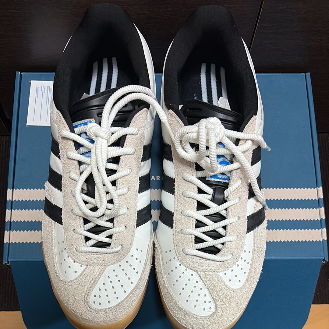 バッド・バニー × アディダス ガゼル インドア "コアホワイト/コアブラック/ガム"