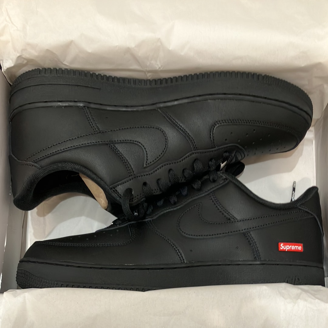 シュプリーム × ナイキ エアフォース1 ロー "ブラック"