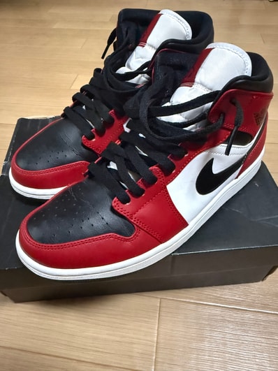 Nike Air Jordan 1 Mid "Chicago Black Toe"