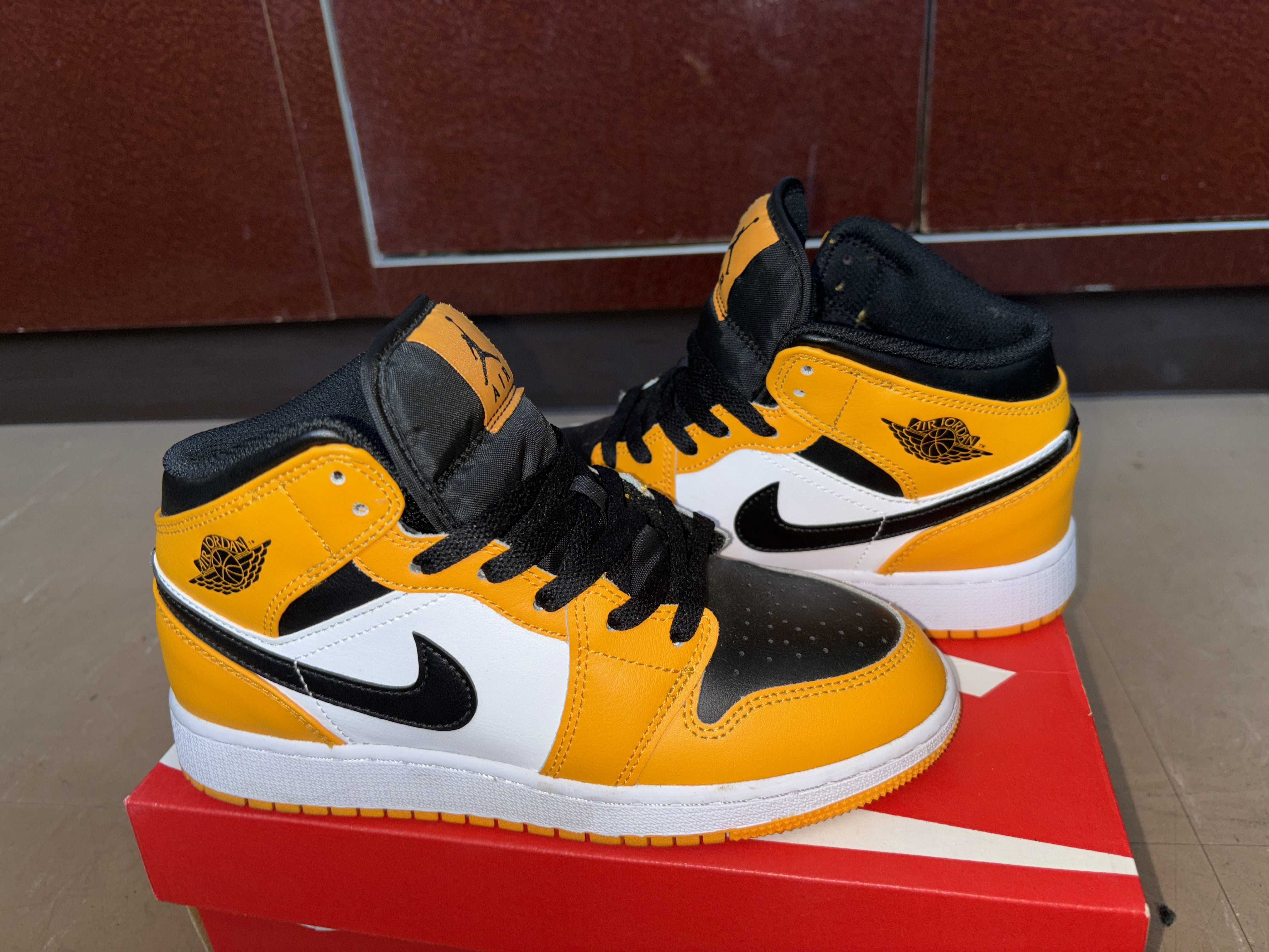 Nike Air Jordan 1 Mid "Taxi"