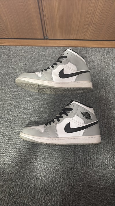 Nike Air Jordan 1 Mid "Light Smoke Grey/White/Black"