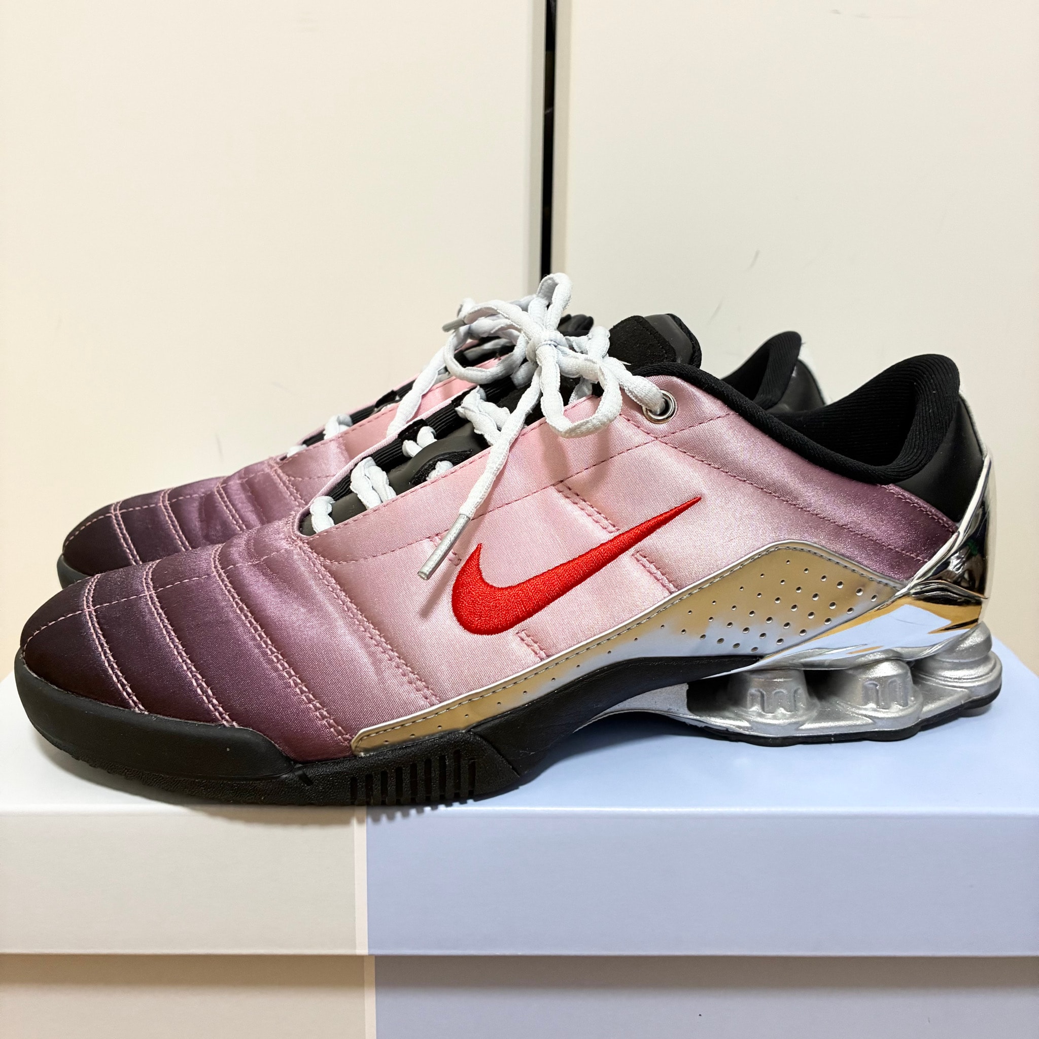 Forget-me-nots × Nike Women's Total 90 Shox Magia "Shy Pink"