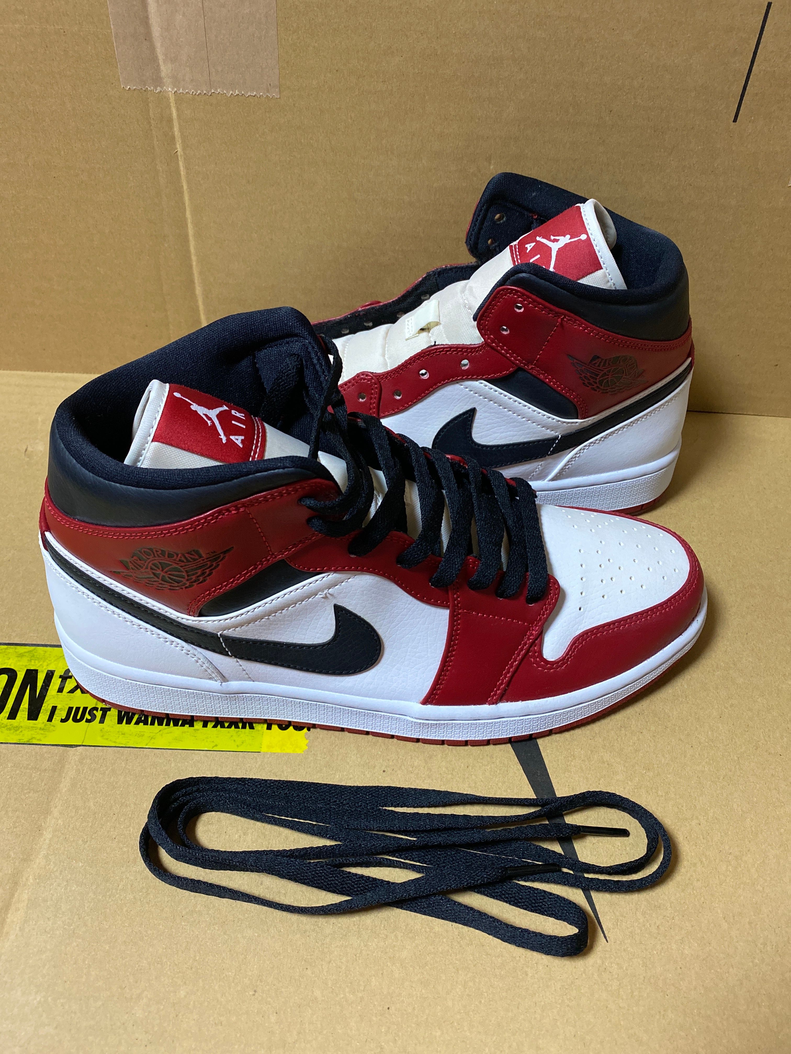 Nike Air Jordan 1 Mid "Chicago" 