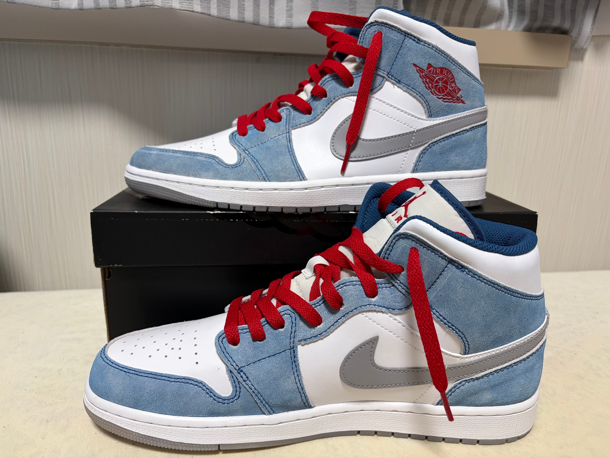 Nike Air Jordan 1 Mid SE "White/Hyper Royal/Red"